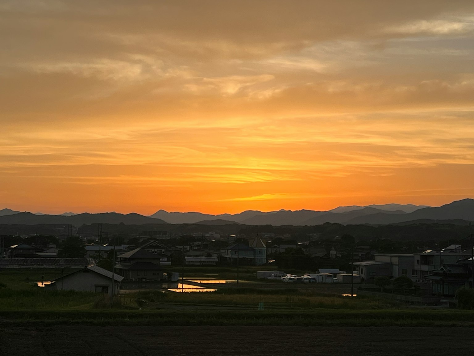 美麗的日落景觀，鄉村村莊和山脈