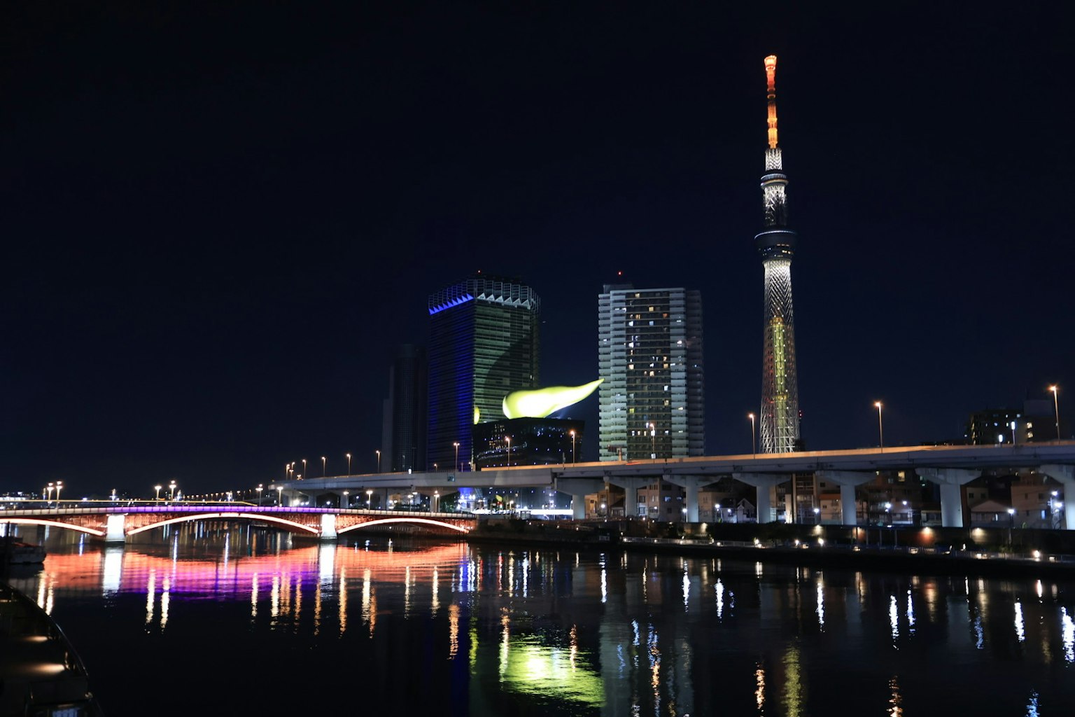 Nachtsicht auf den Tokyo Skytree und die Flusslandschaft