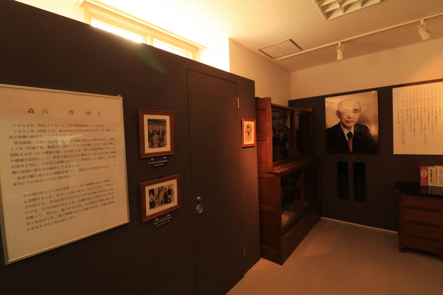 展览室内有照片和信息面板