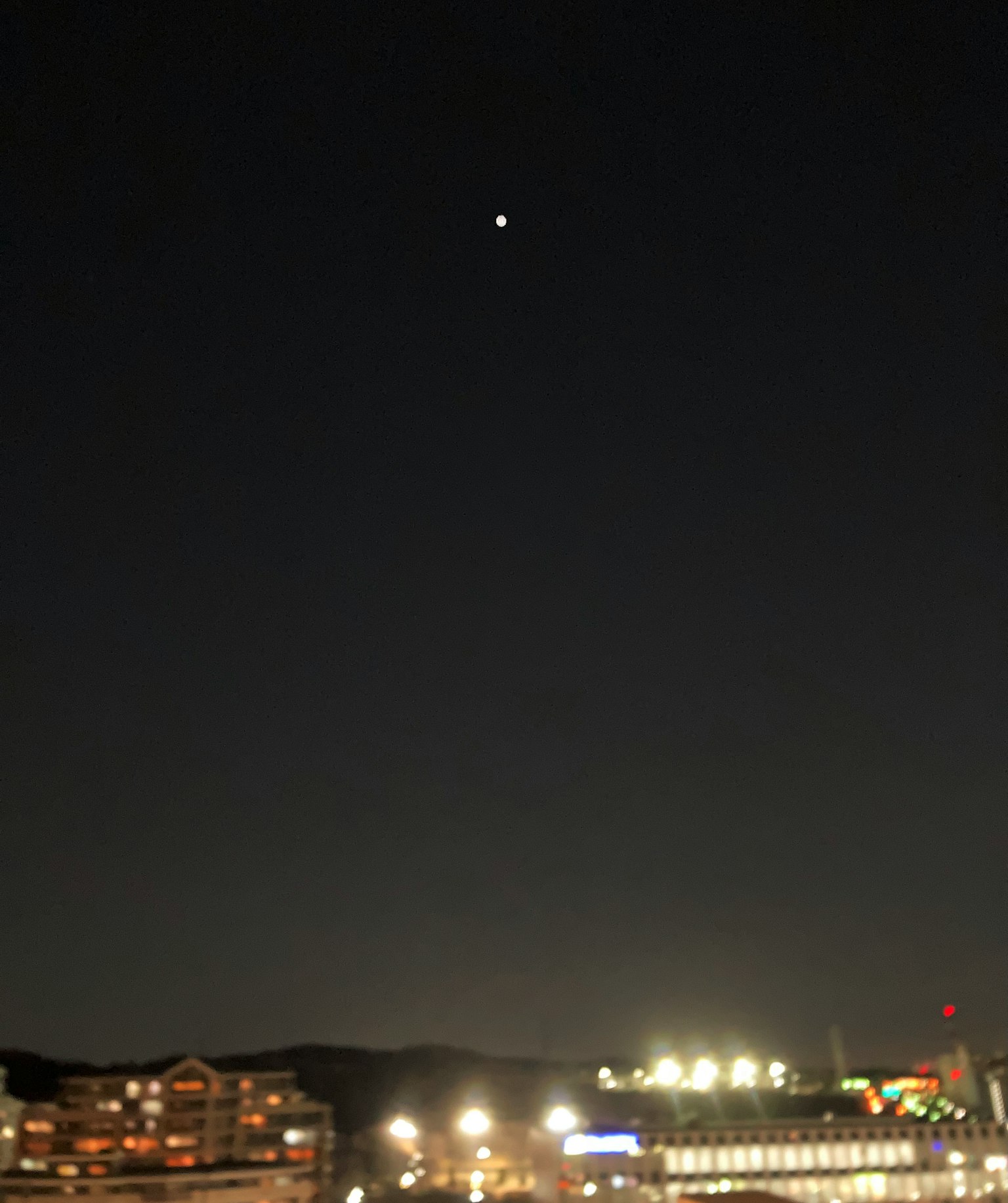 夜空中閃爍的星星和下面的城市燈光