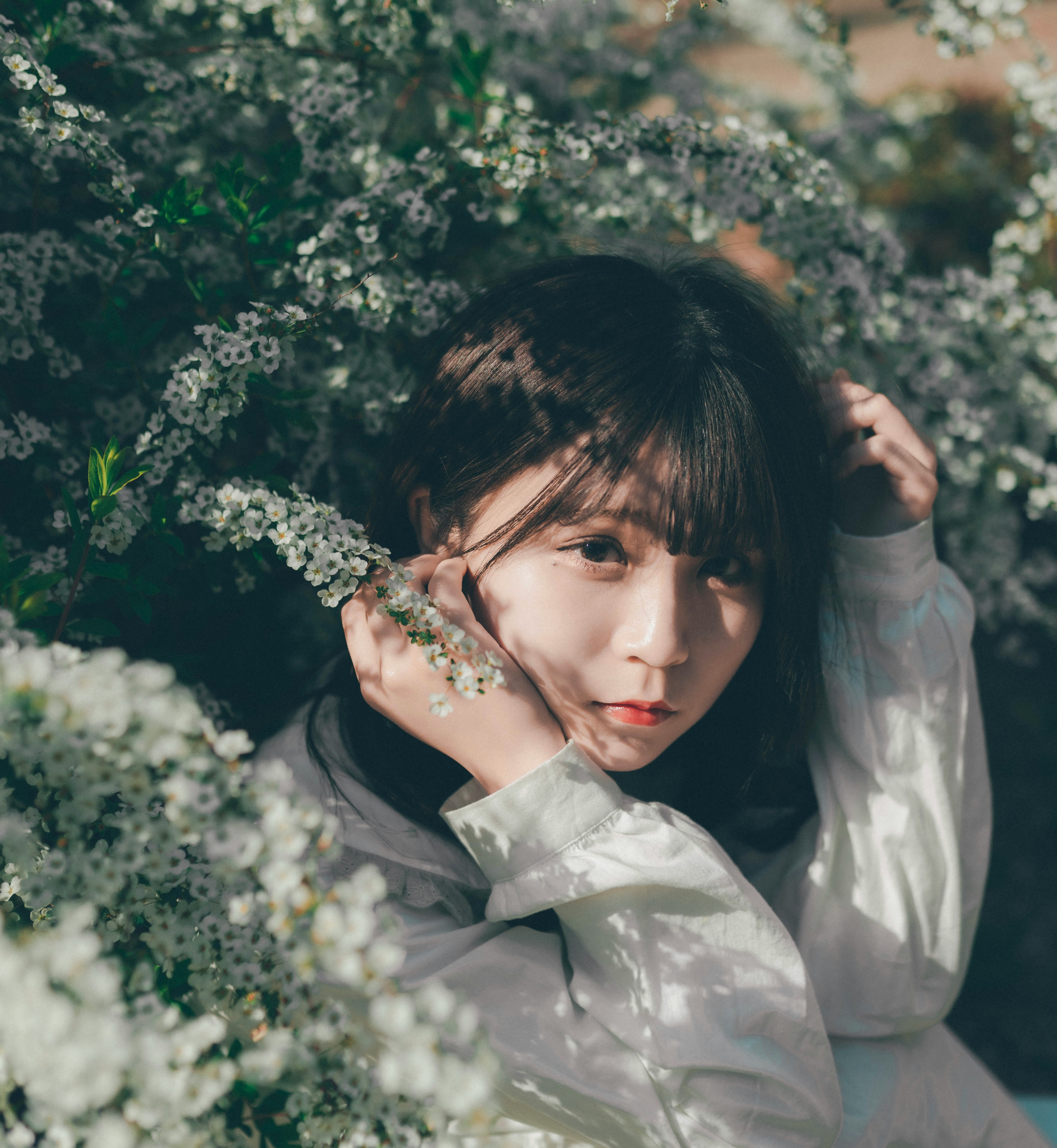 花丛中的女性柔和表情