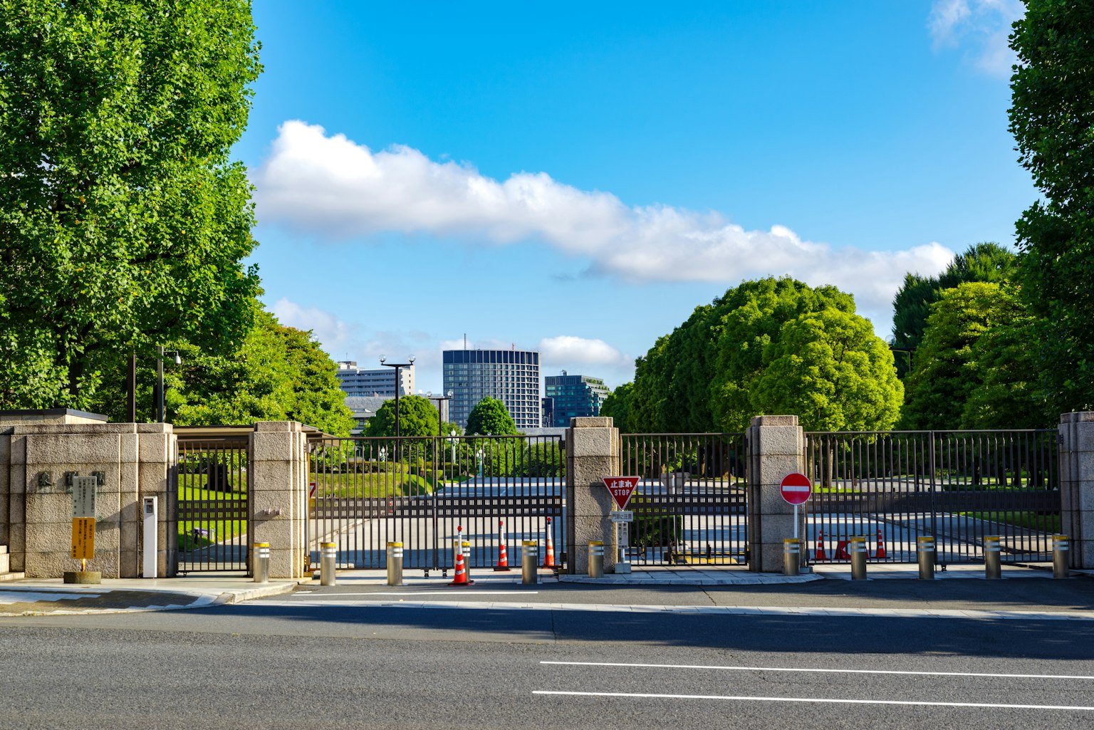 公園入口，綠樹和藍天