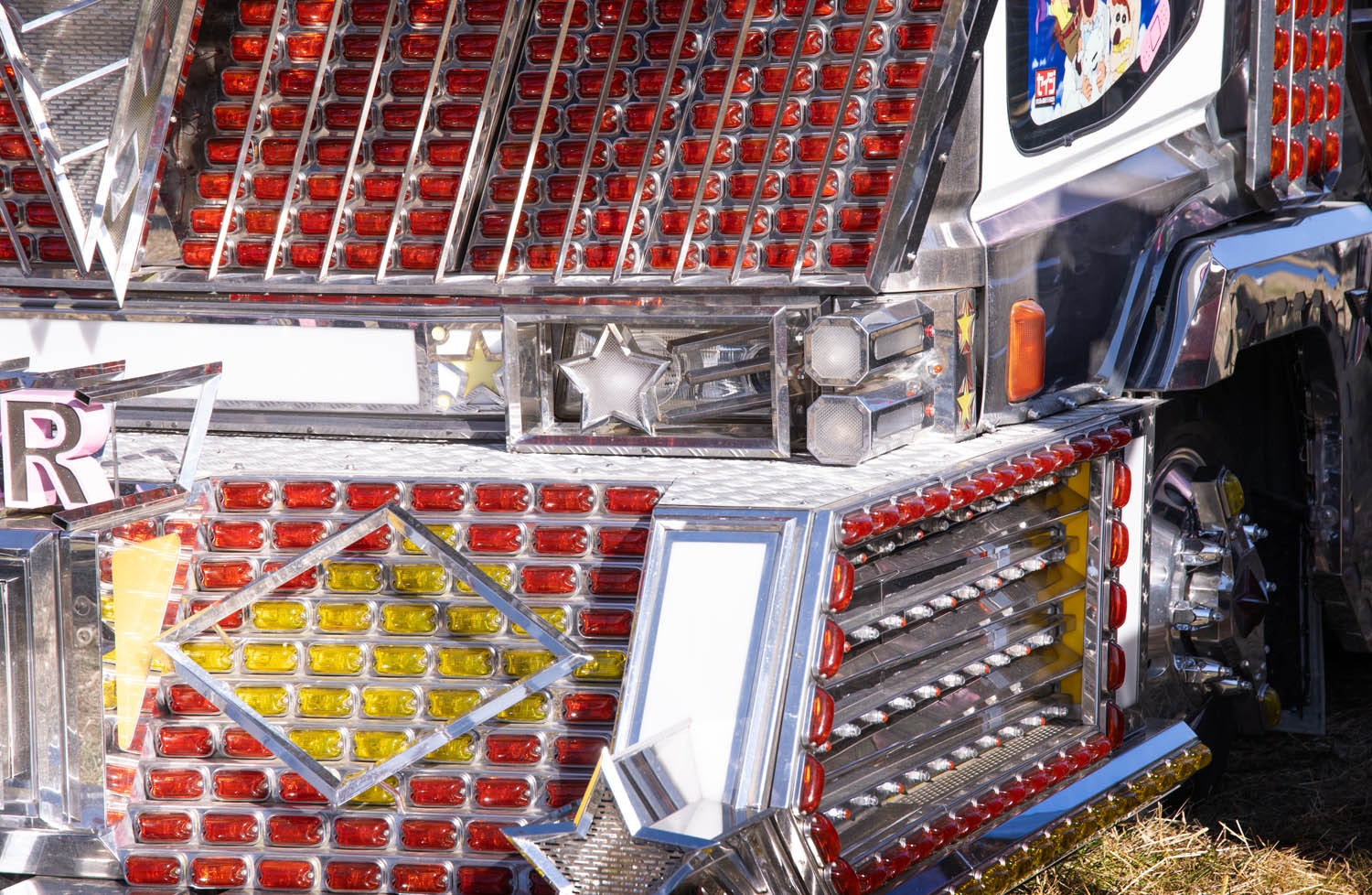 Panel interior de una máquina recreativa con filas de botones rojos
