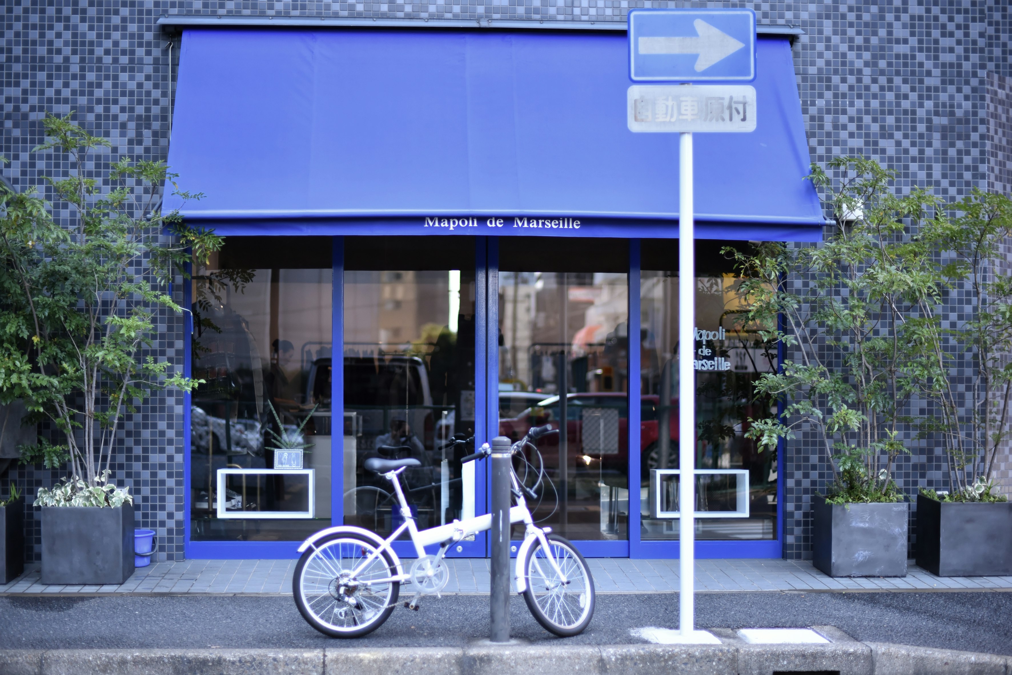 青い店先に停まる小さな自転車のスナップ