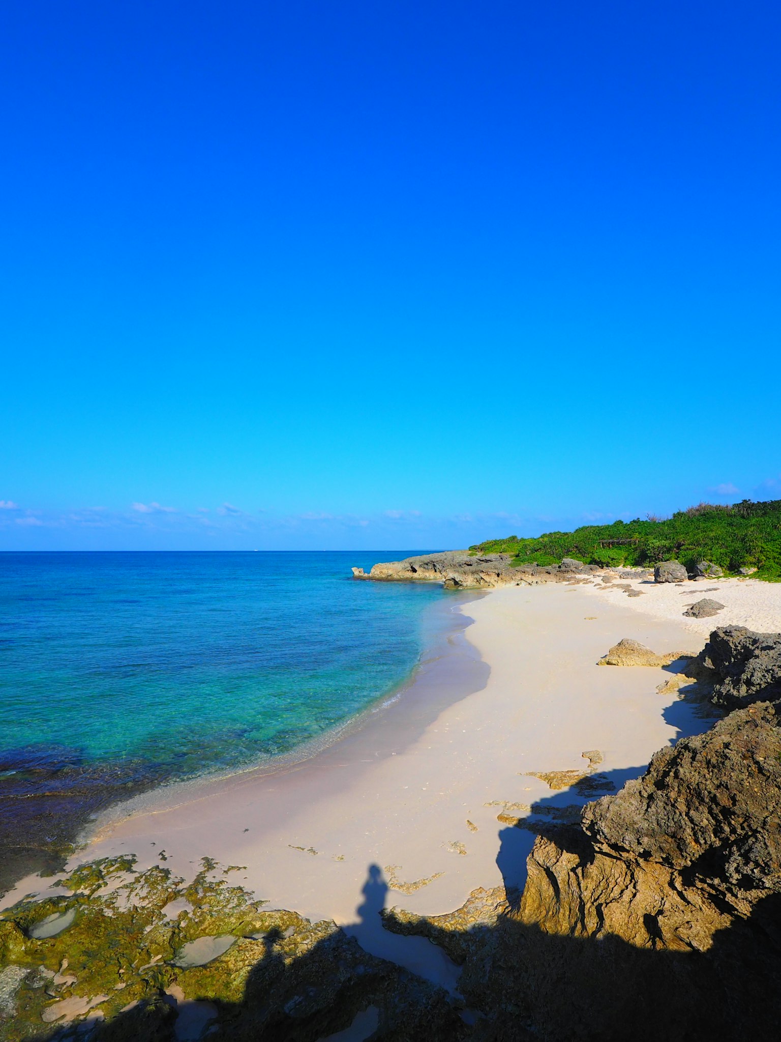 Pemandangan pantai yang indah dengan langit biru dan air jernih