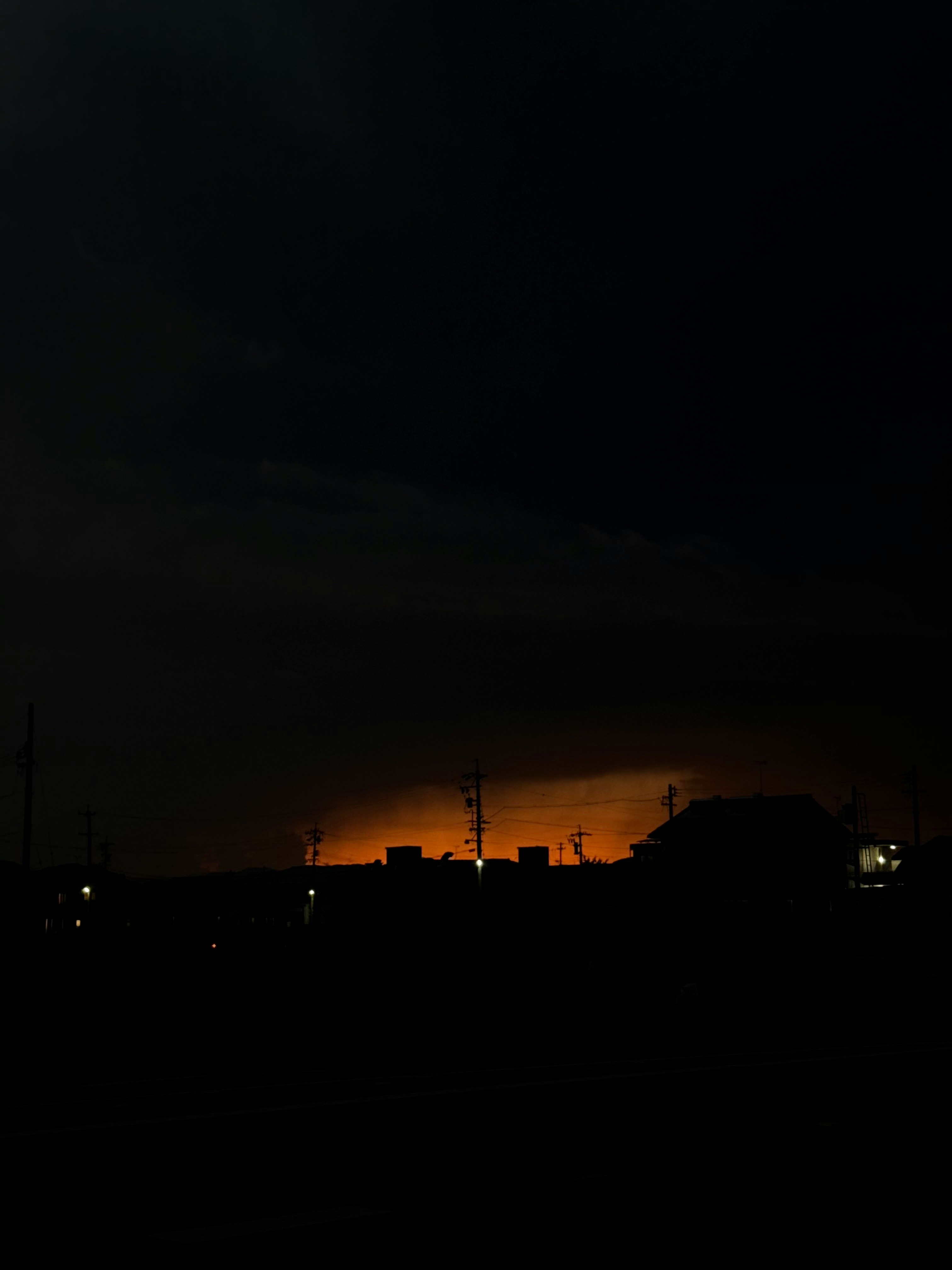 夜の街並みを見下ろすスマートフォンの画面