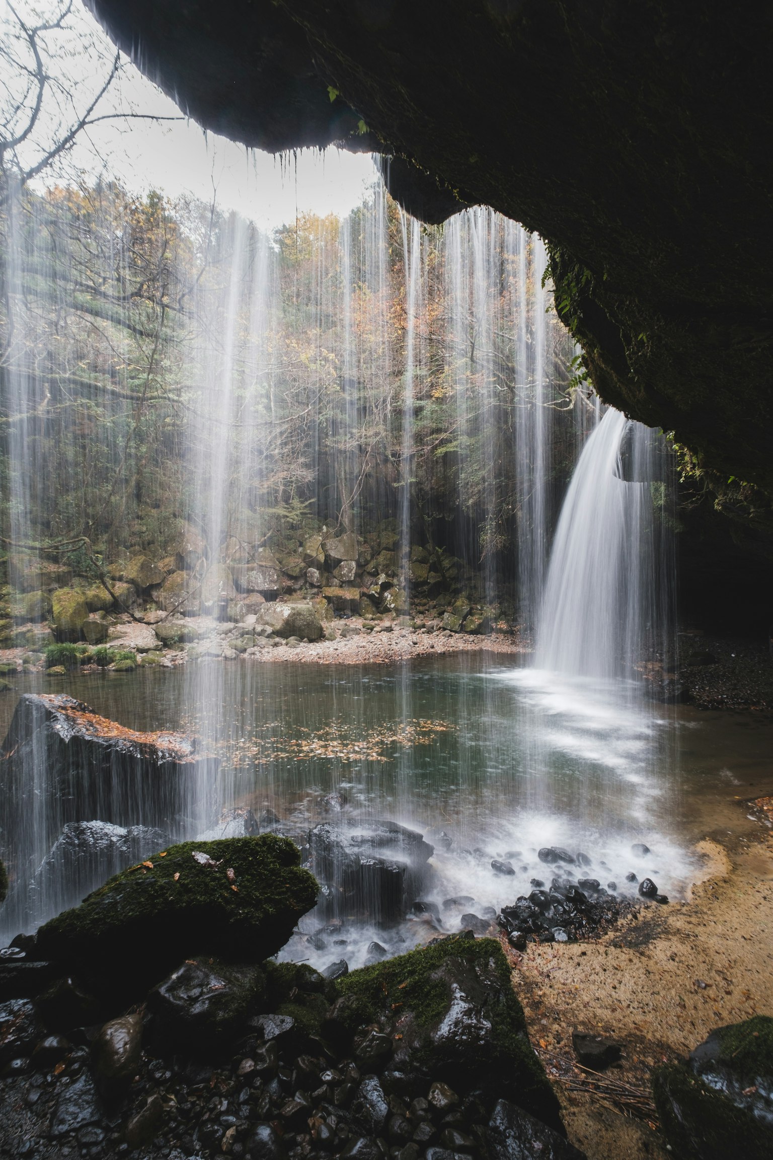 Hermoso paisaje con cascadas de agua Flujo de agua y contraste de rocas Tranquilidad natural