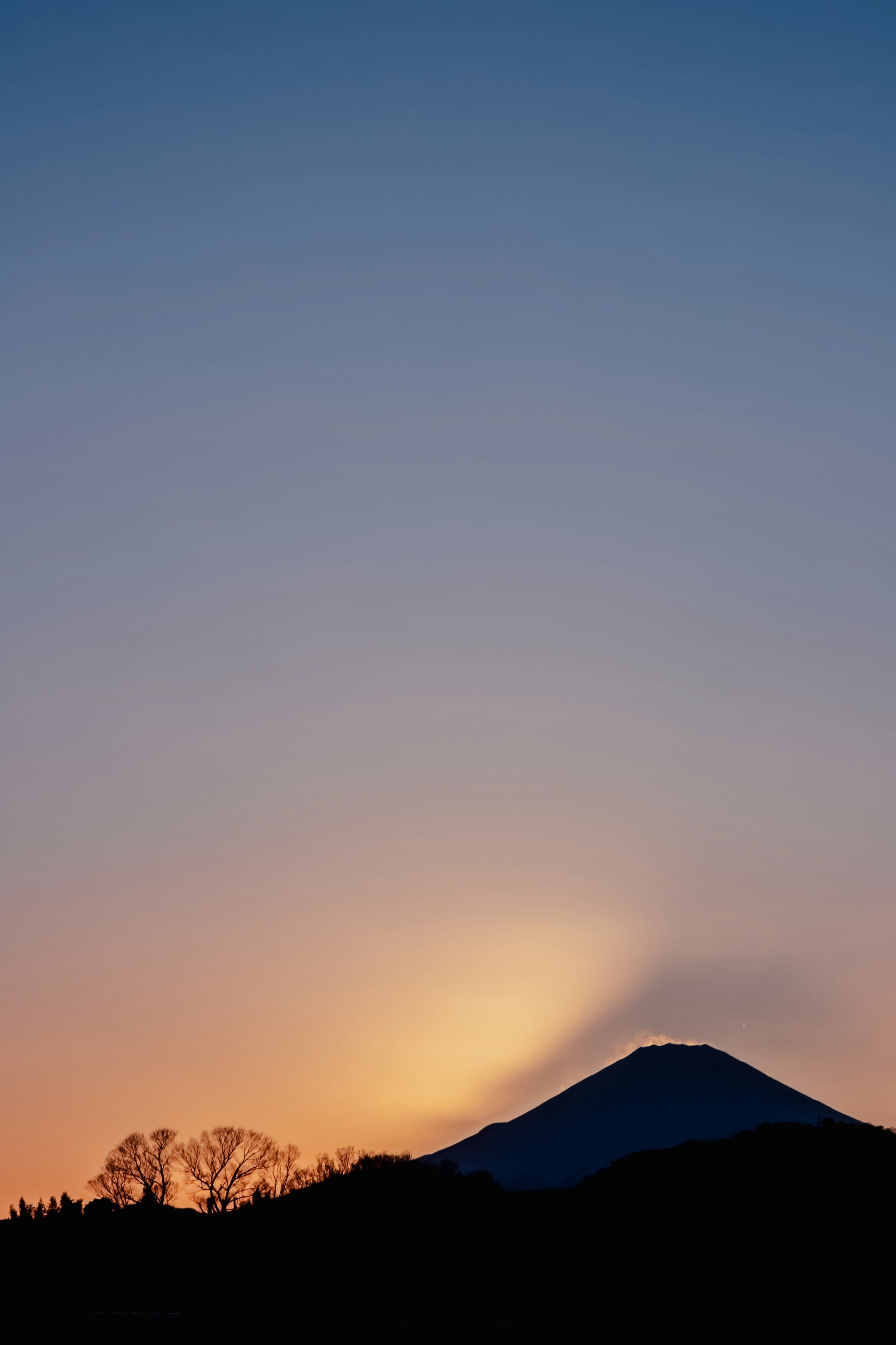 夕暮れの富士山と山並みのシルエット
