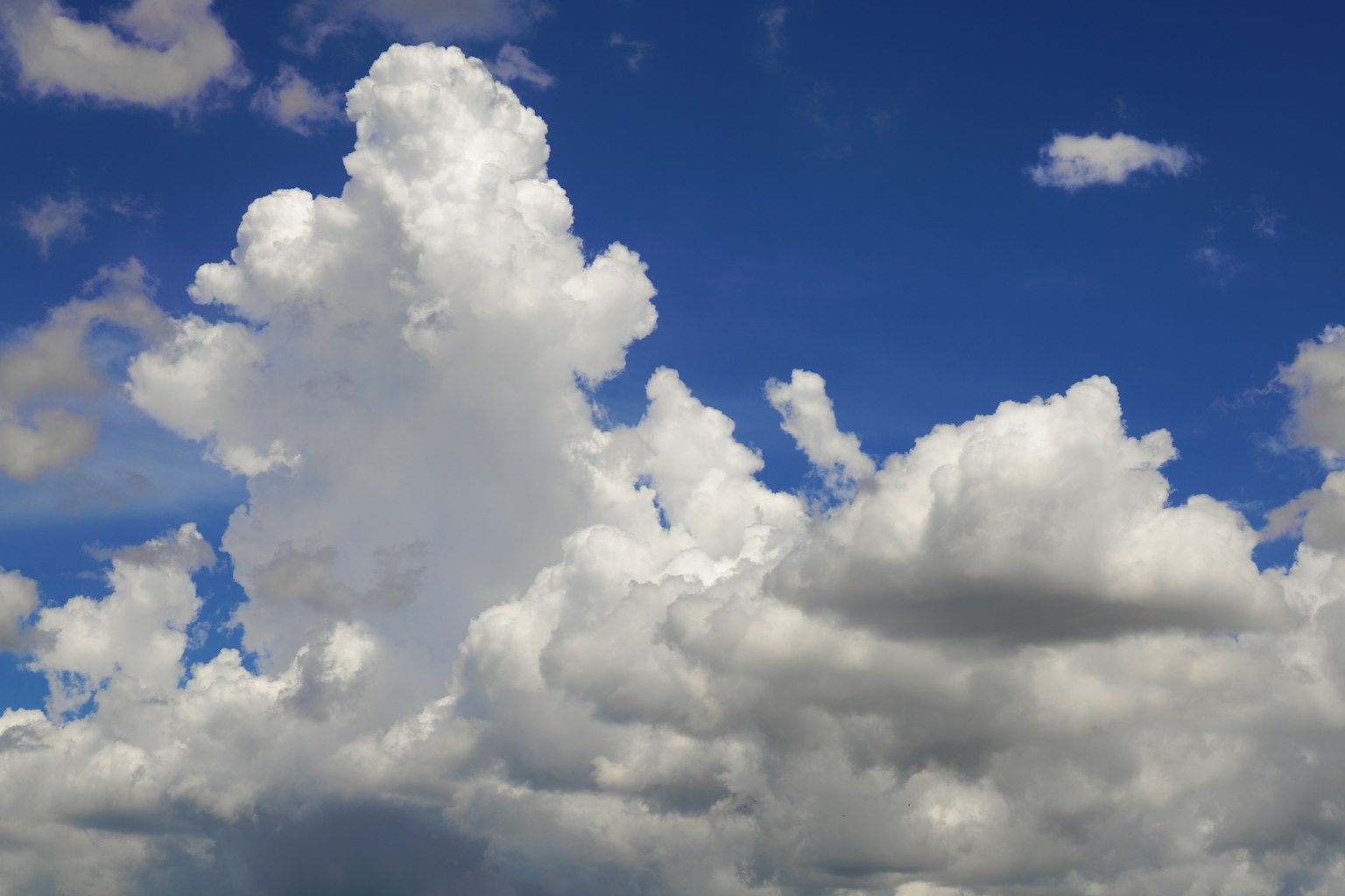 Flauschige weiße Wolken vor einem hellblauen Himmel