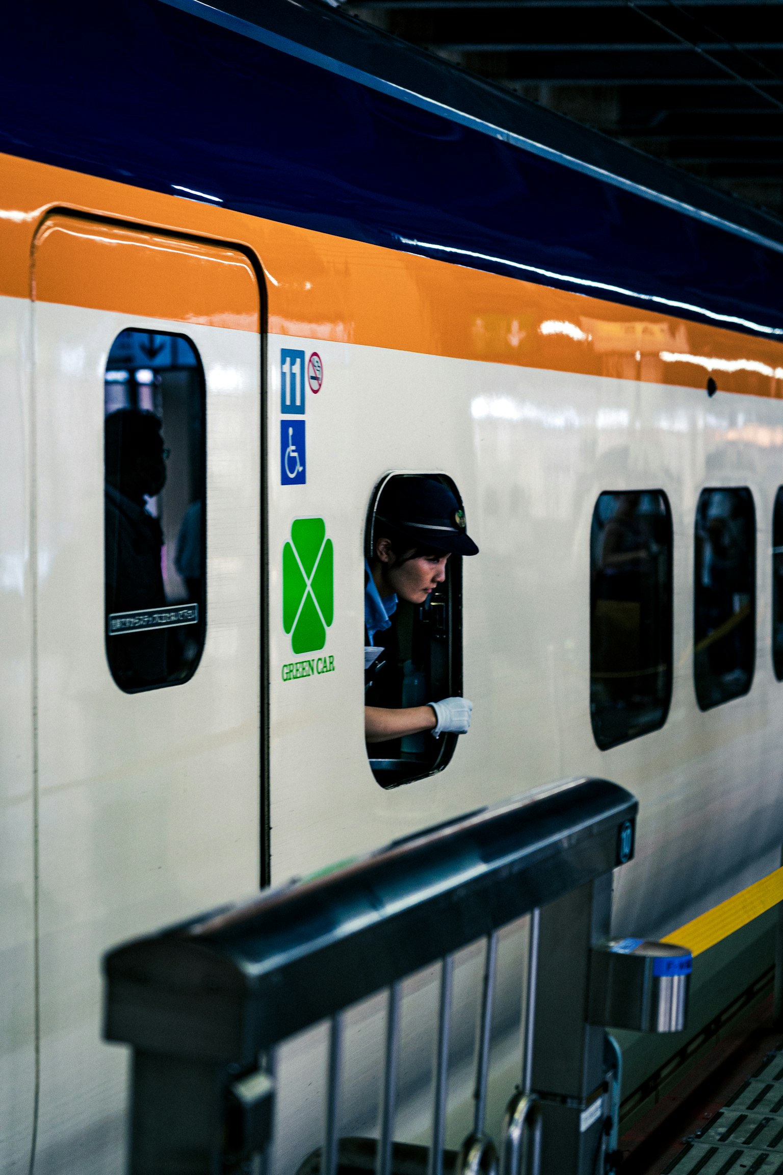 พนักงานขับรถไฟมองออกไปนอกหน้าต่าง
