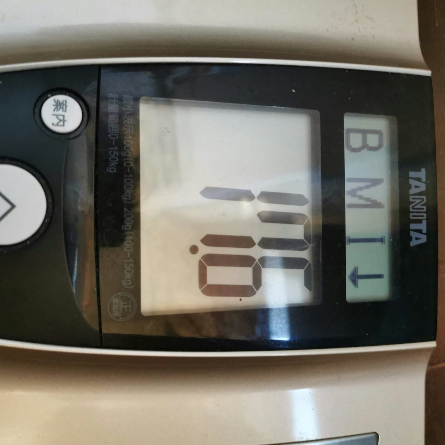 Anzeige einer Waage, die den BMI-Wert und das Gewicht zeigt