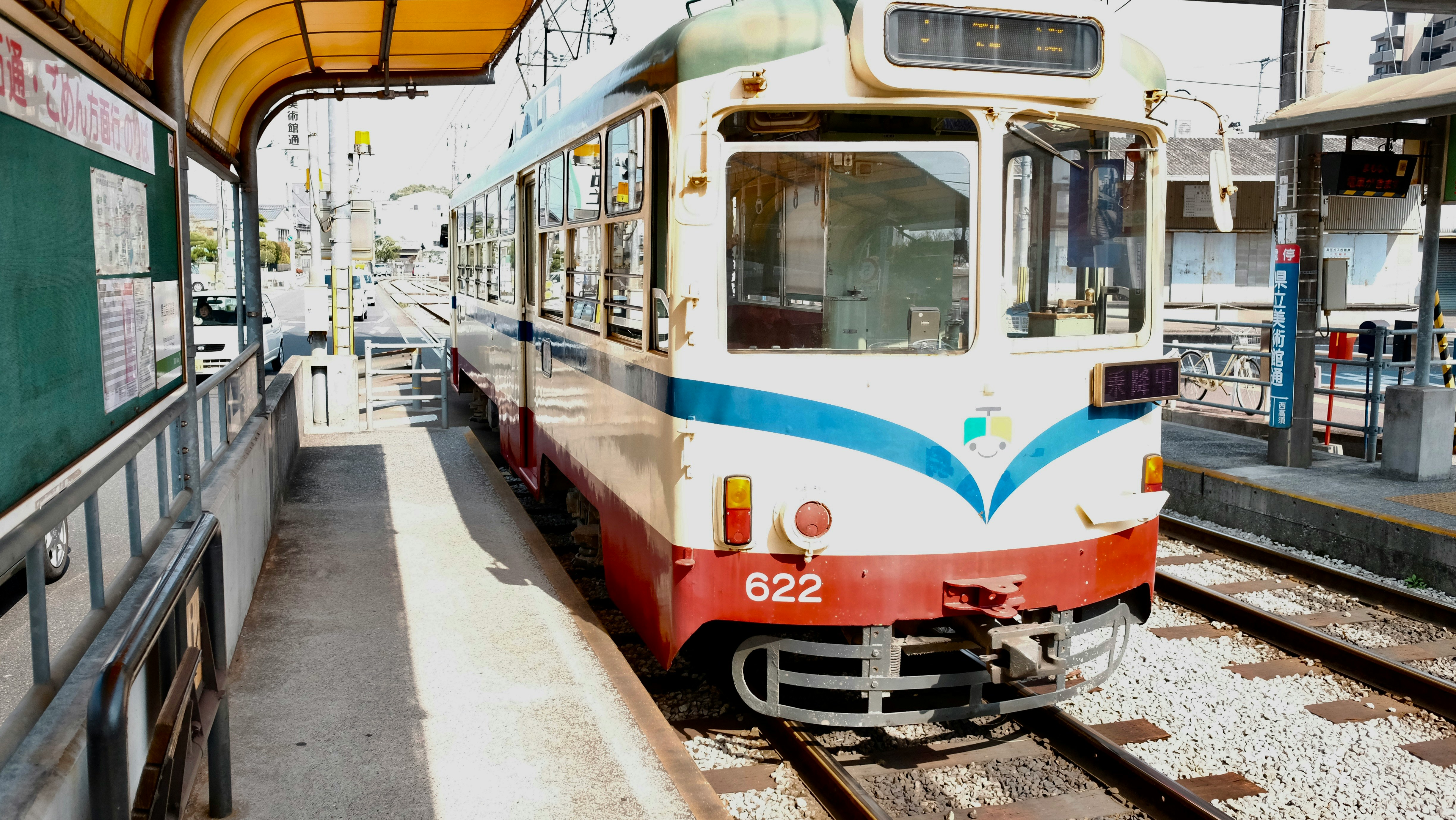 高知の市電が並ぶ駅のホームの風景