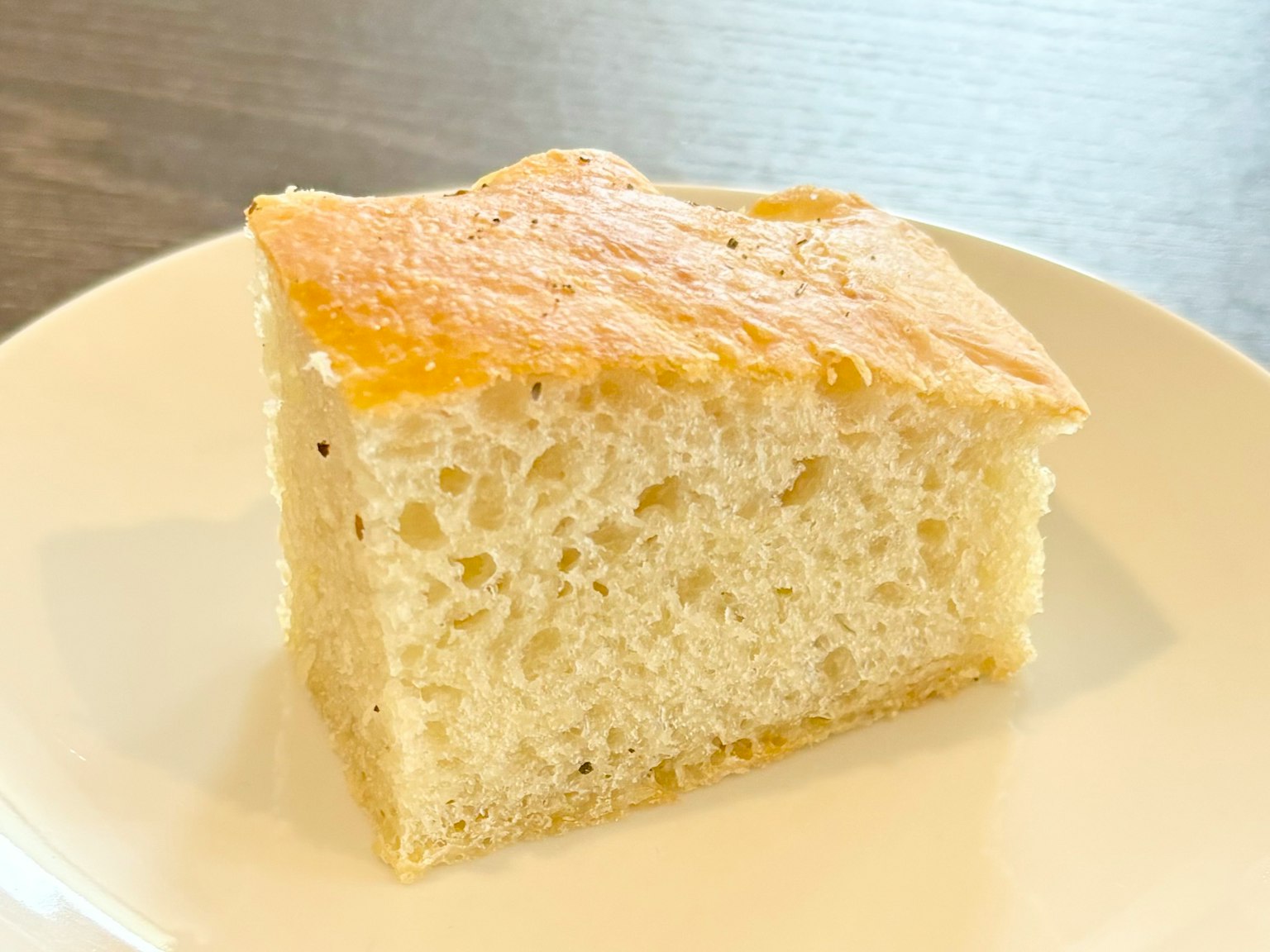 Una rebanada de pan blanco esponjoso en un plato blanco