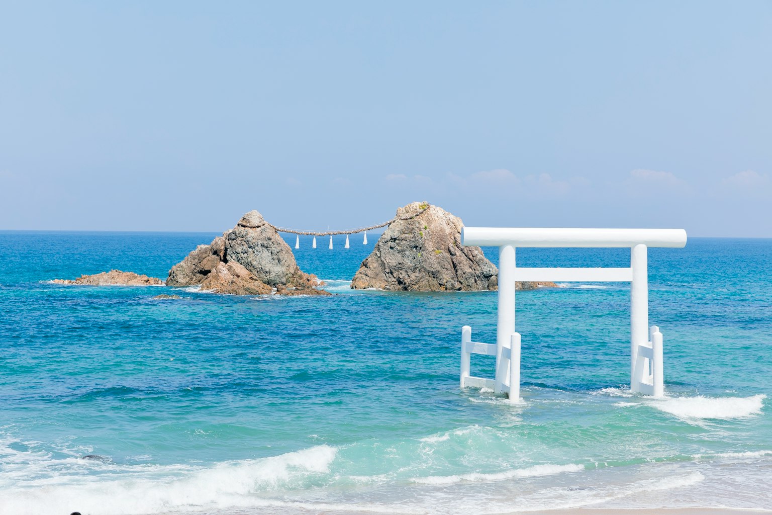 蓝色海洋和白色鸟居的风景画