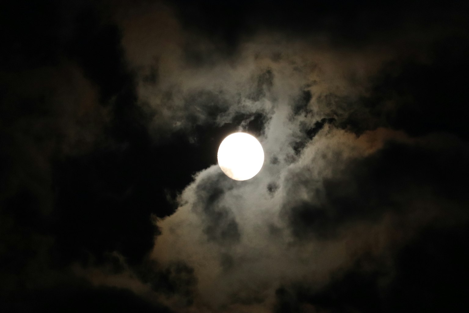 滿月在黑暗雲層中閃耀