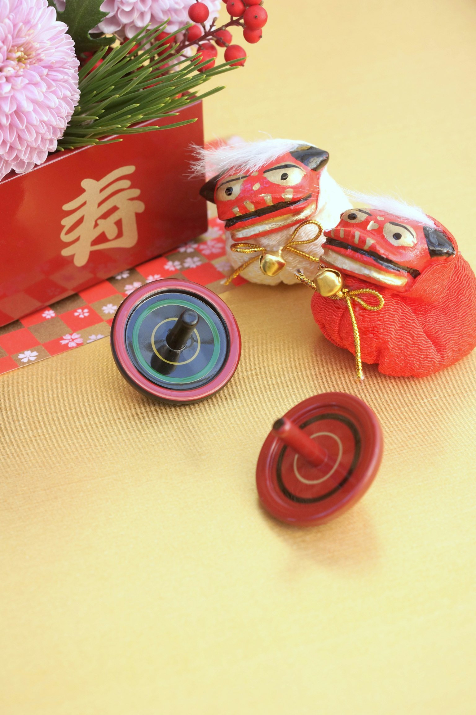 传统陀螺和装饰面具靠近红色节日装饰品