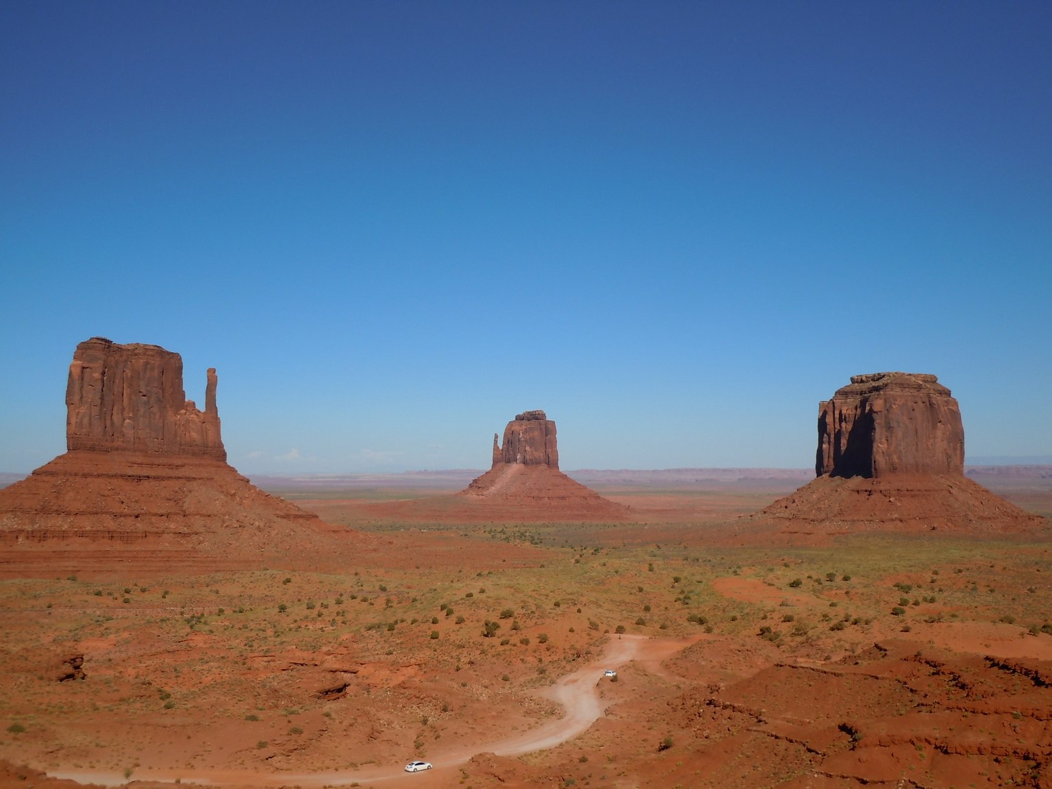 Paysage avec des formations rocheuses emblématiques de Monument Valley ciel bleu clair et terre rouge