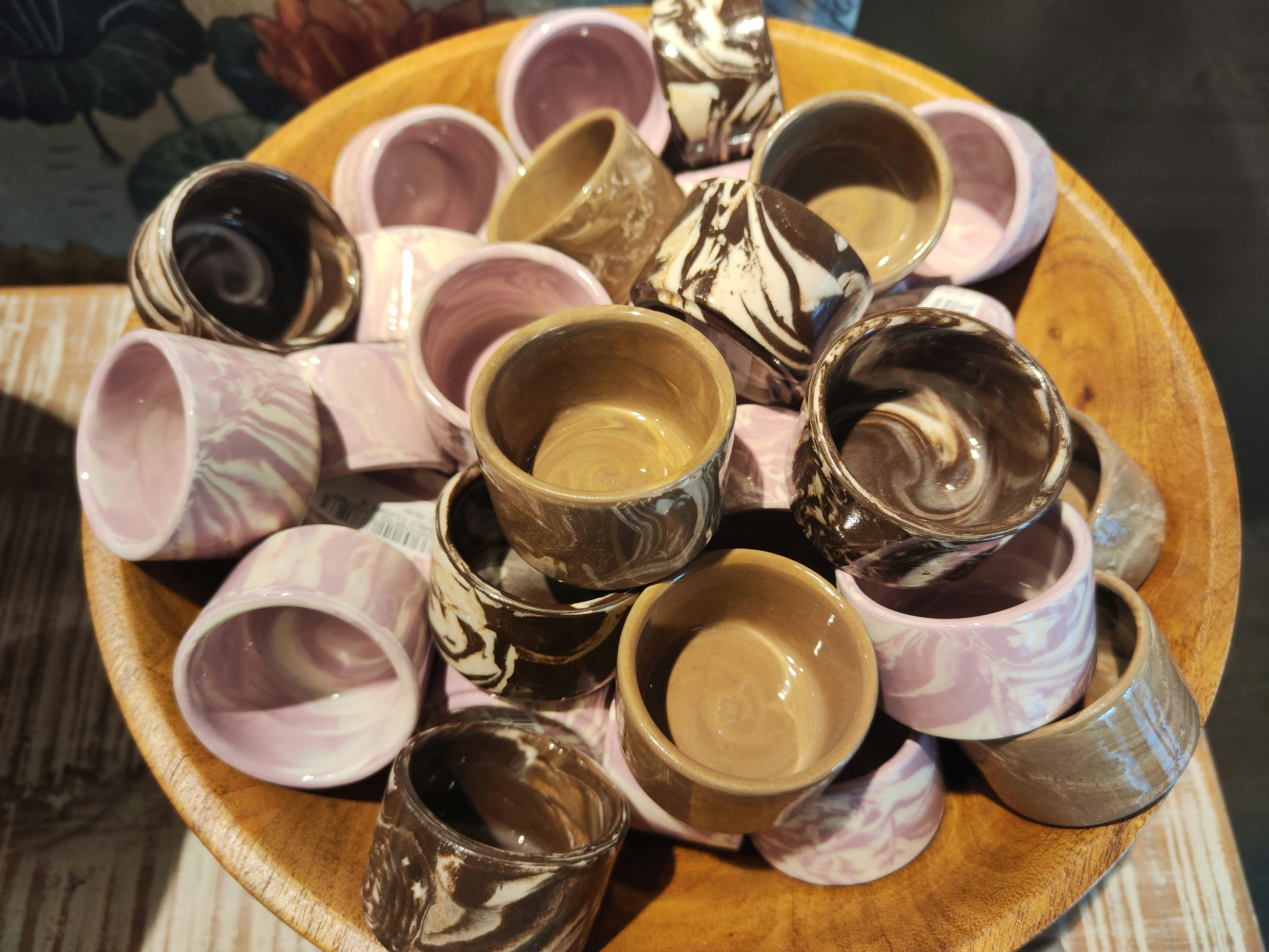 桌上摆放的陶瓷茶具与茶杯