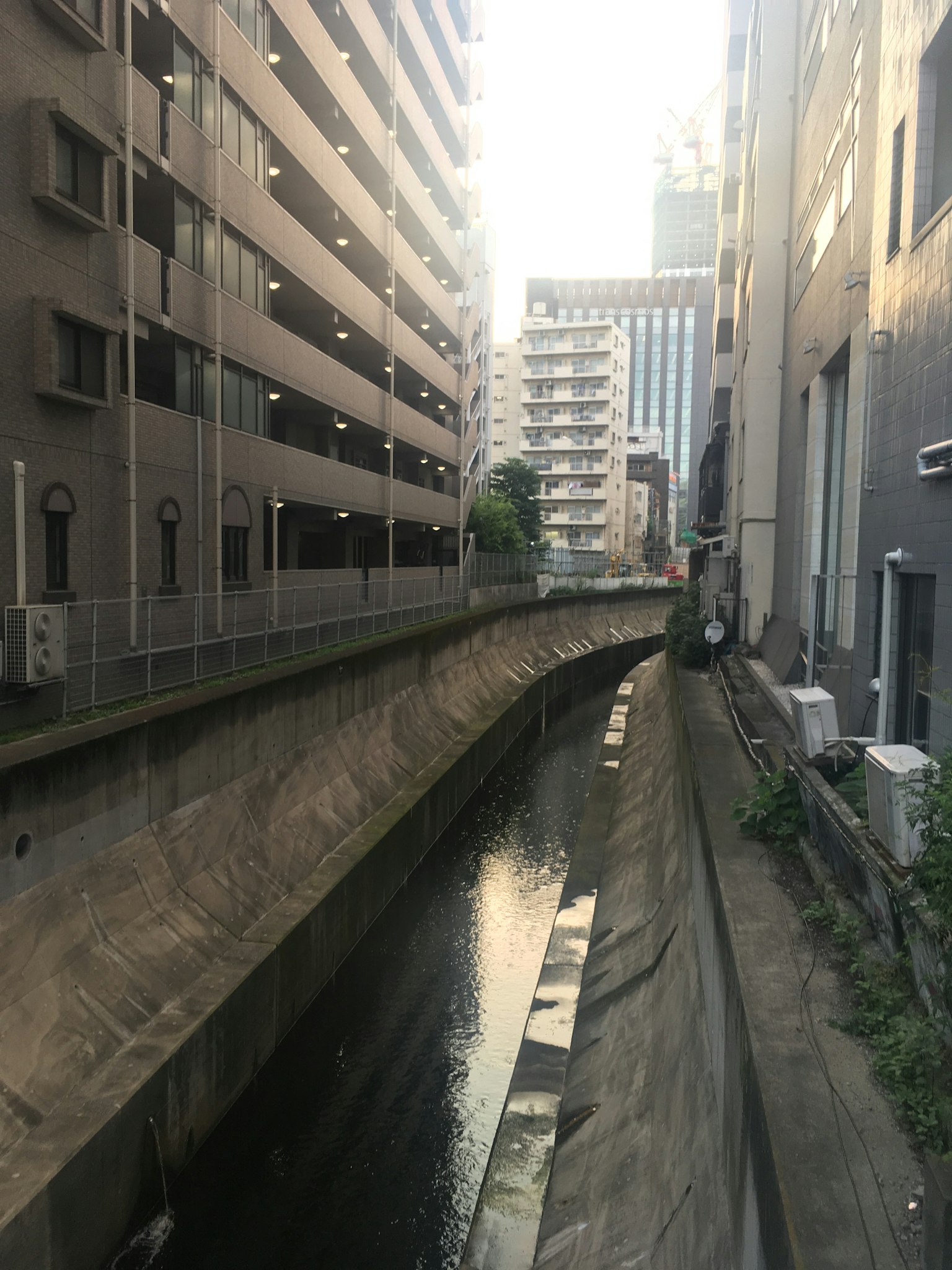 城市运河与建筑物的倒影