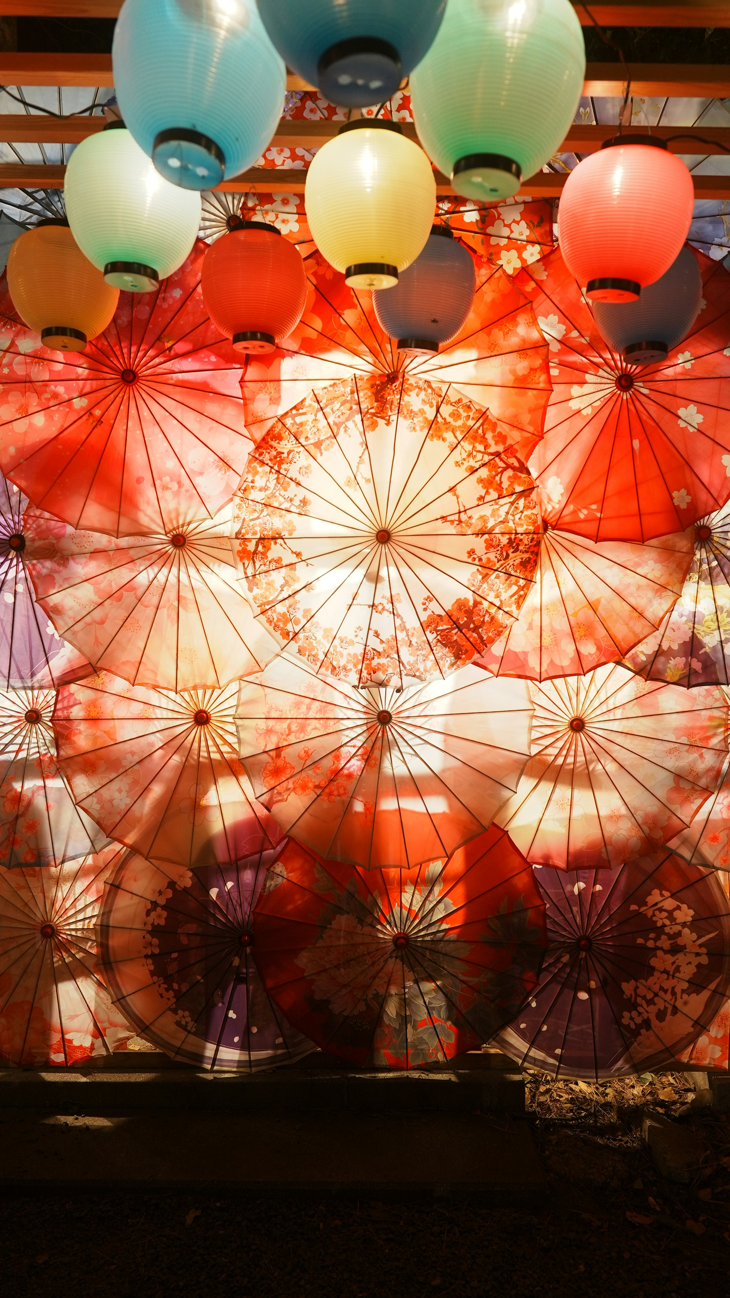 Décorations de fête avec lanternes colorées et parapluies