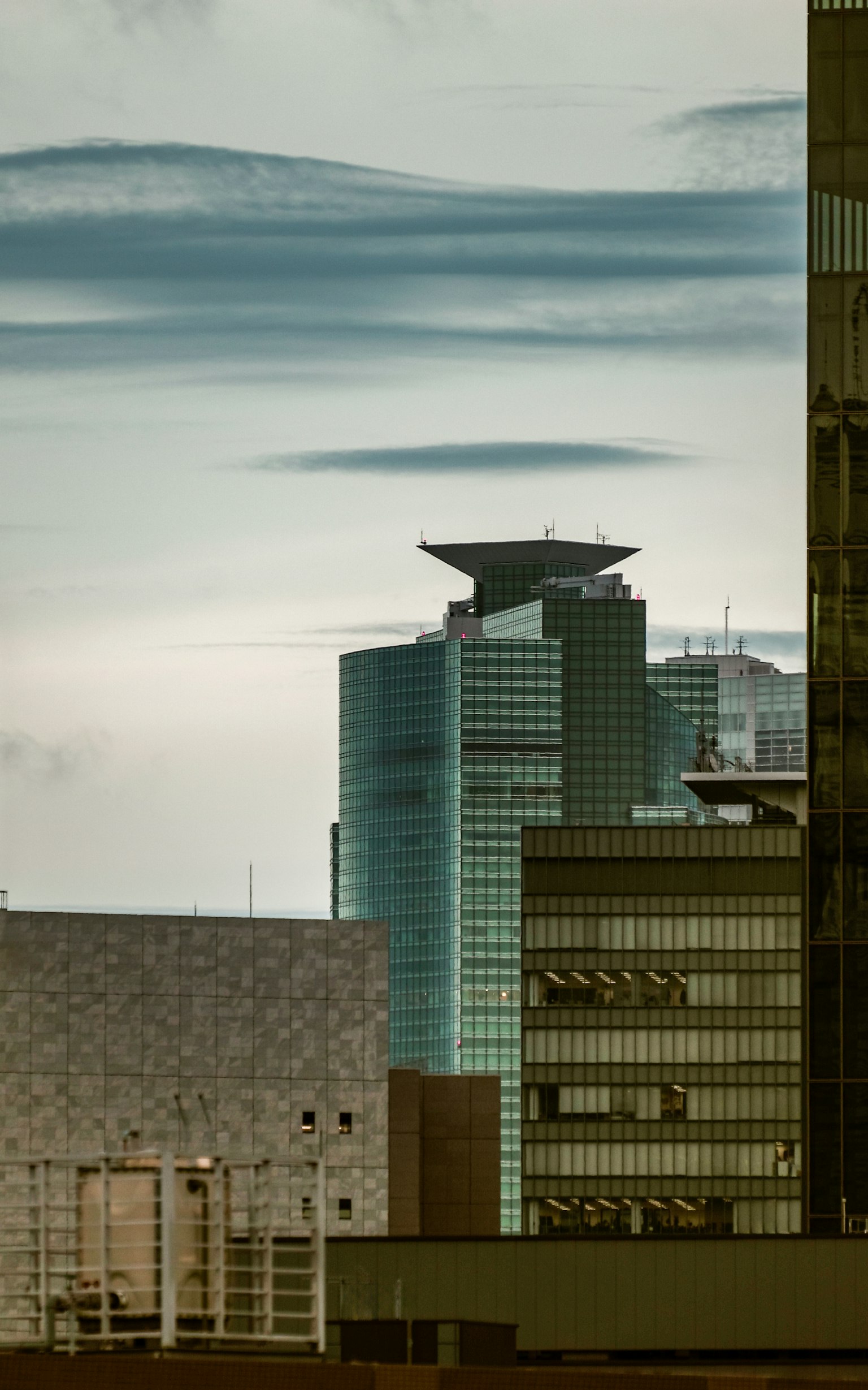Horizon urbain avec des bâtiments modernes et un ciel nuageux