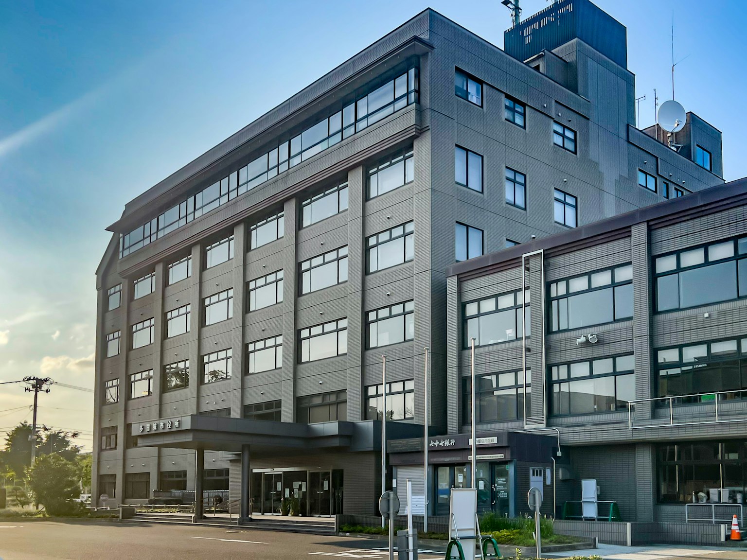 现代多层建筑与蓝天背景