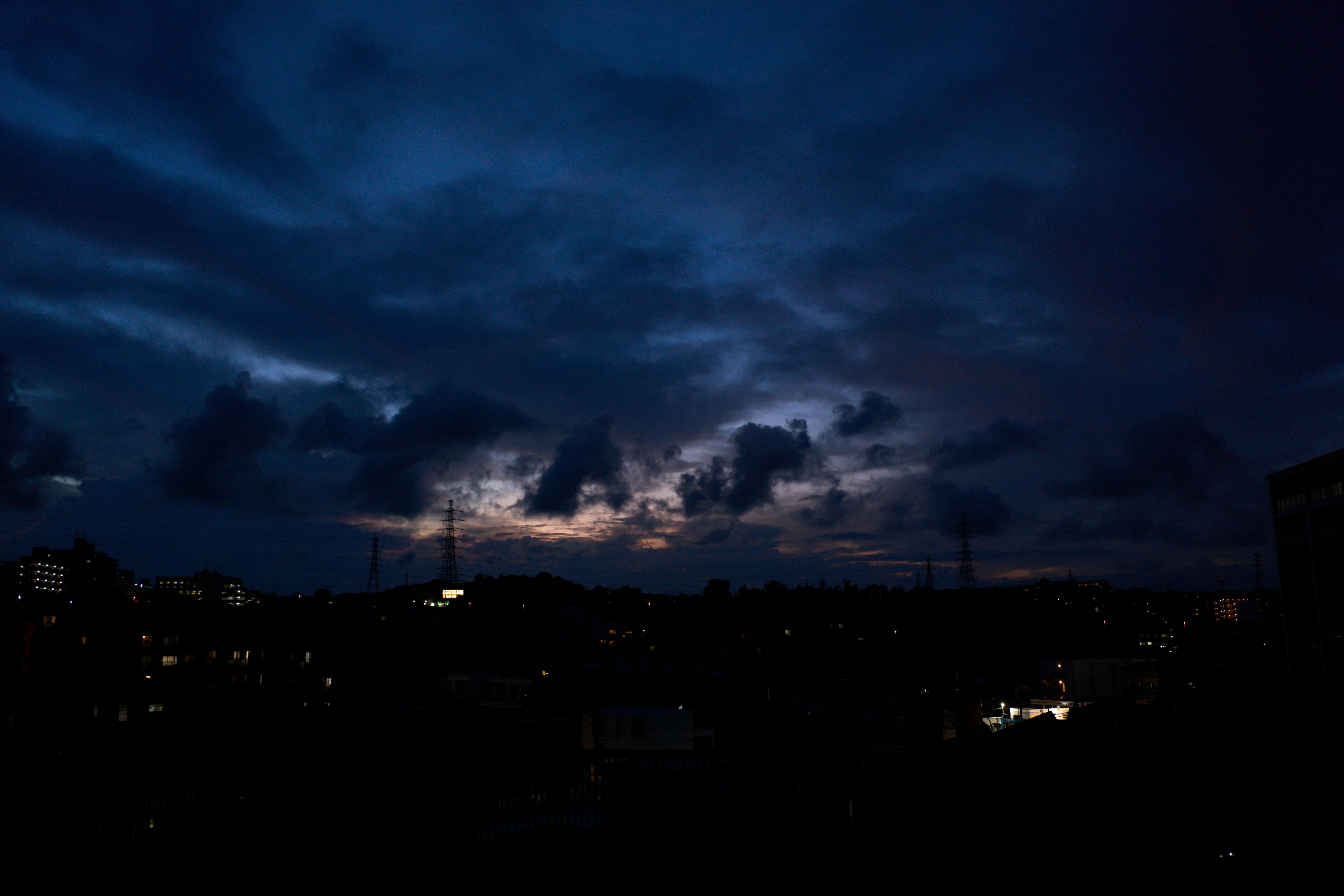 夕暮れの空と街並みを見下ろす夜景