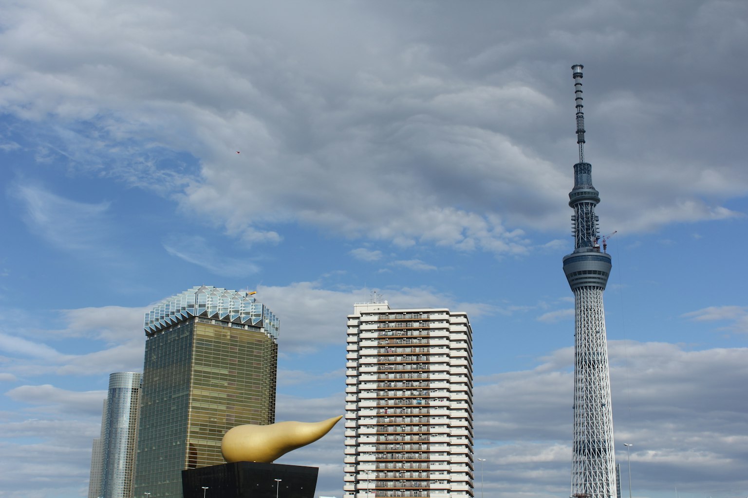 Skyline de Tokyo Skytree et de la tour Asahi avec un ciel nuageux