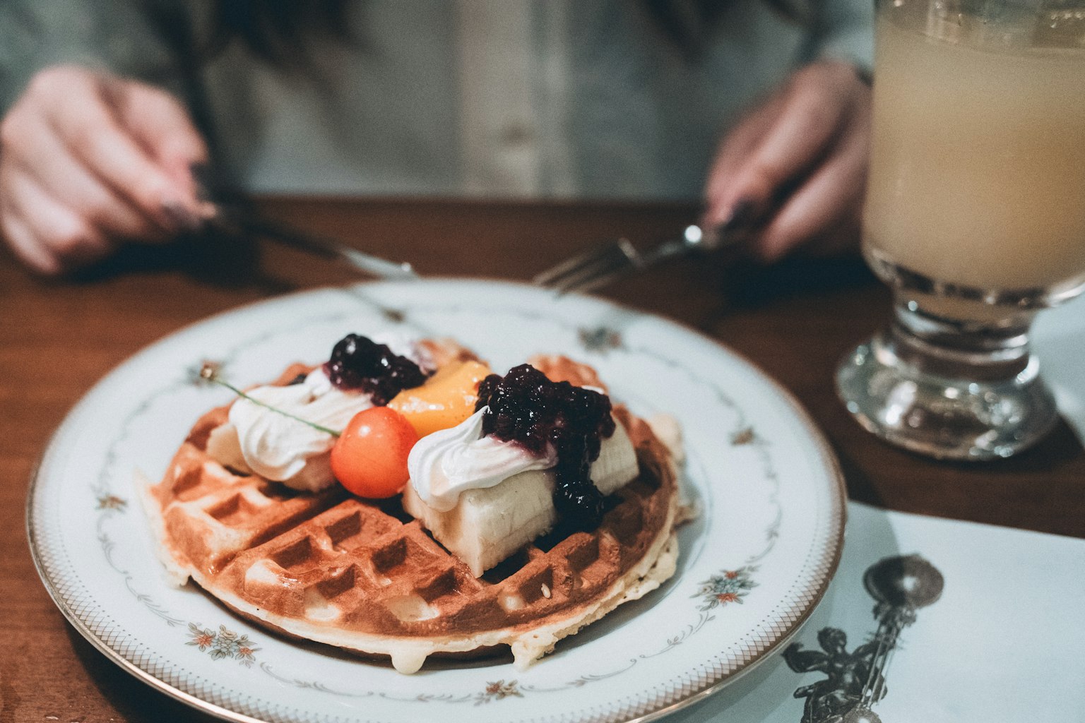 Un dessert de gaufres garnies de crème et de fruits