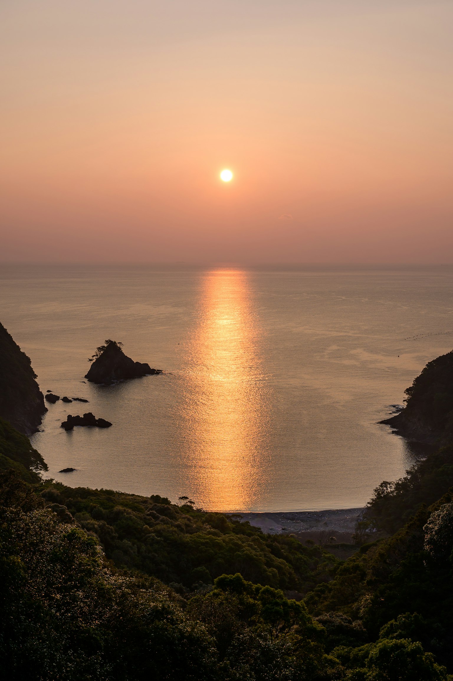 美麗的日落海景，平靜的海岸線和岩石輪廓