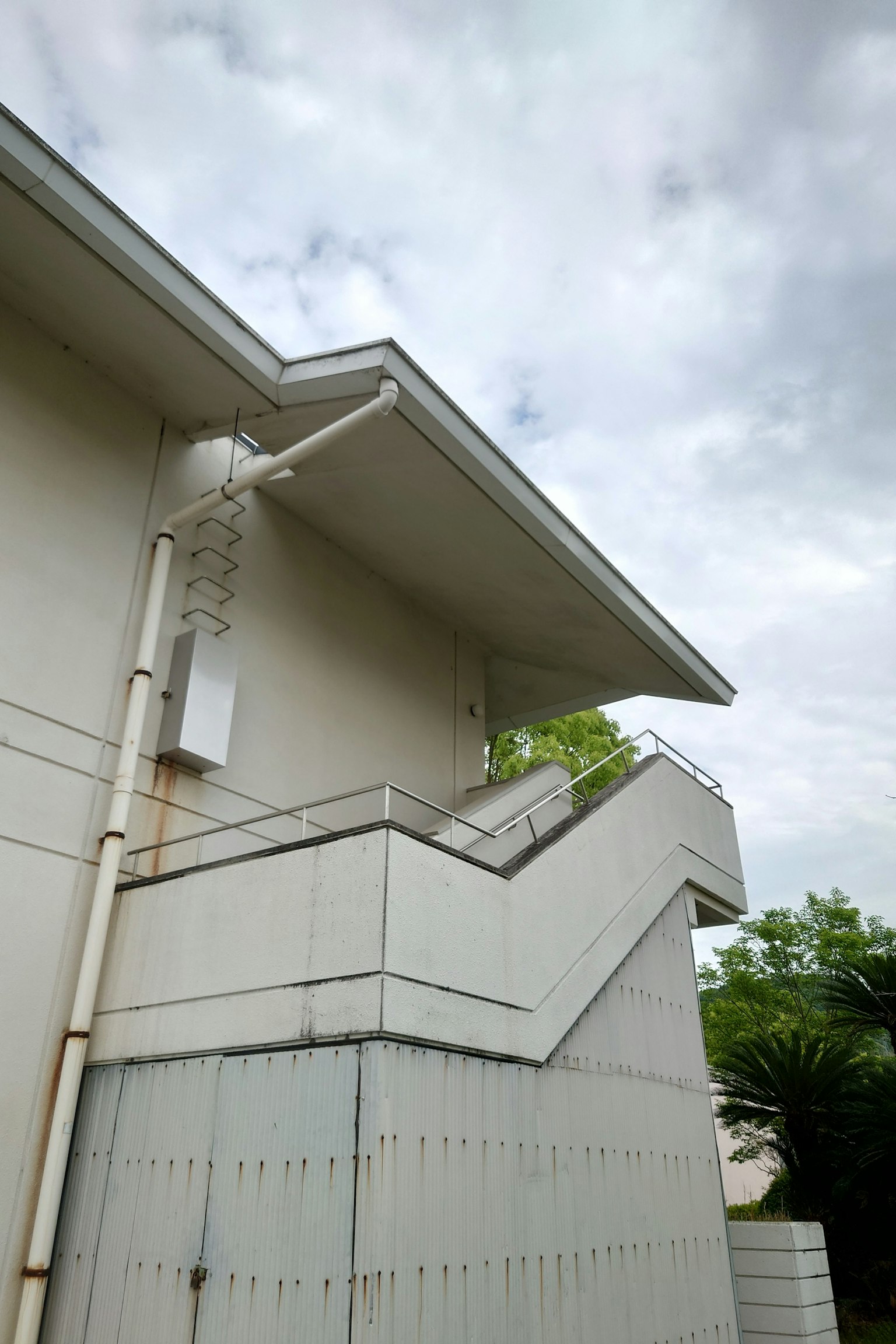 白色建筑的楼梯和部分屋顶视图