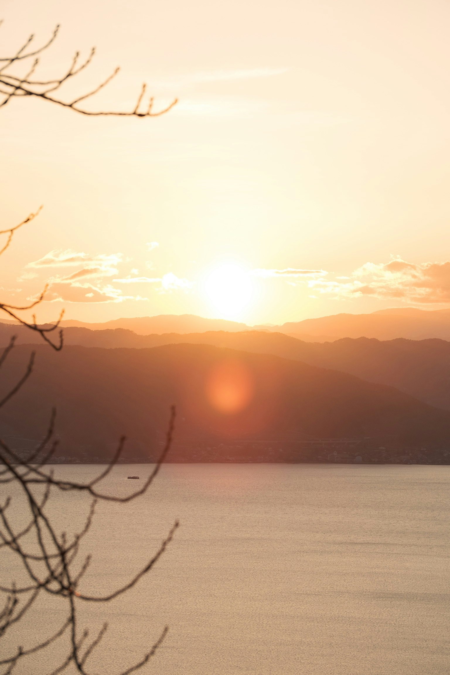 Bellissimo paesaggio del tramonto su un lago