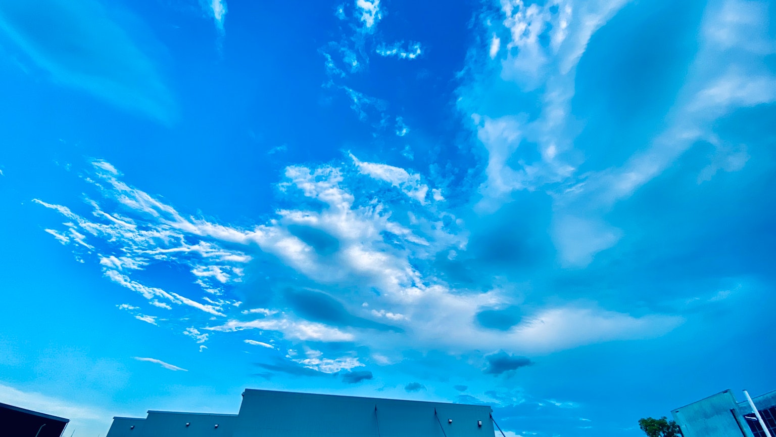 Ciel bleu lumineux avec des nuages épars
