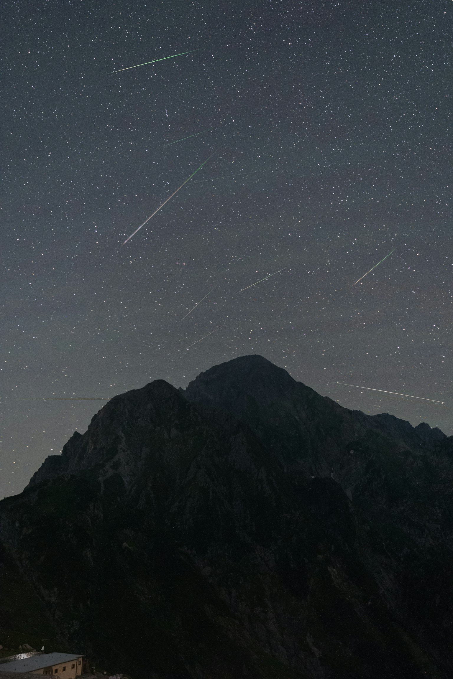 星空下有流星的山脈風景