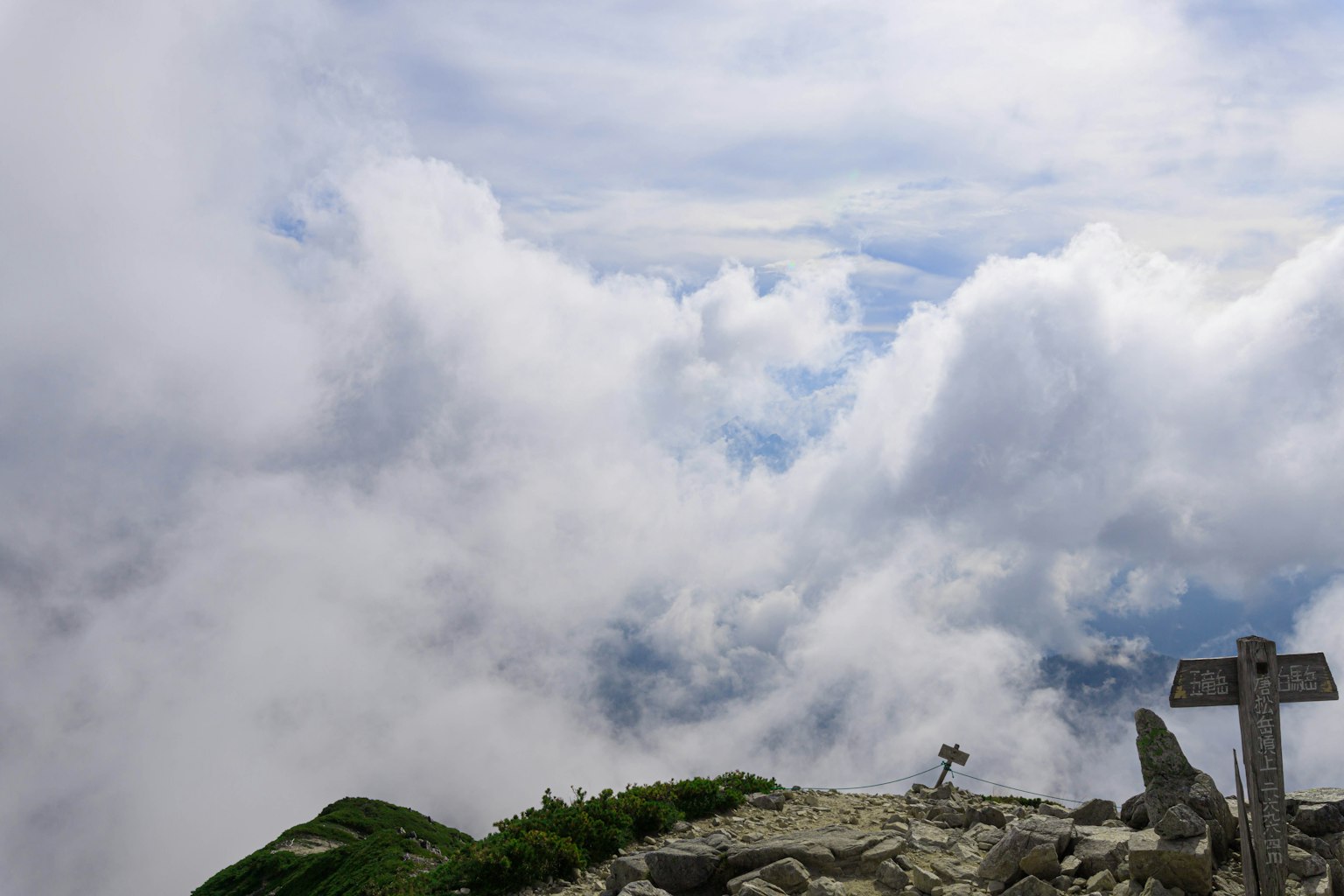 Vista escénica desde la cima de una montaña sobre un mar de nubes