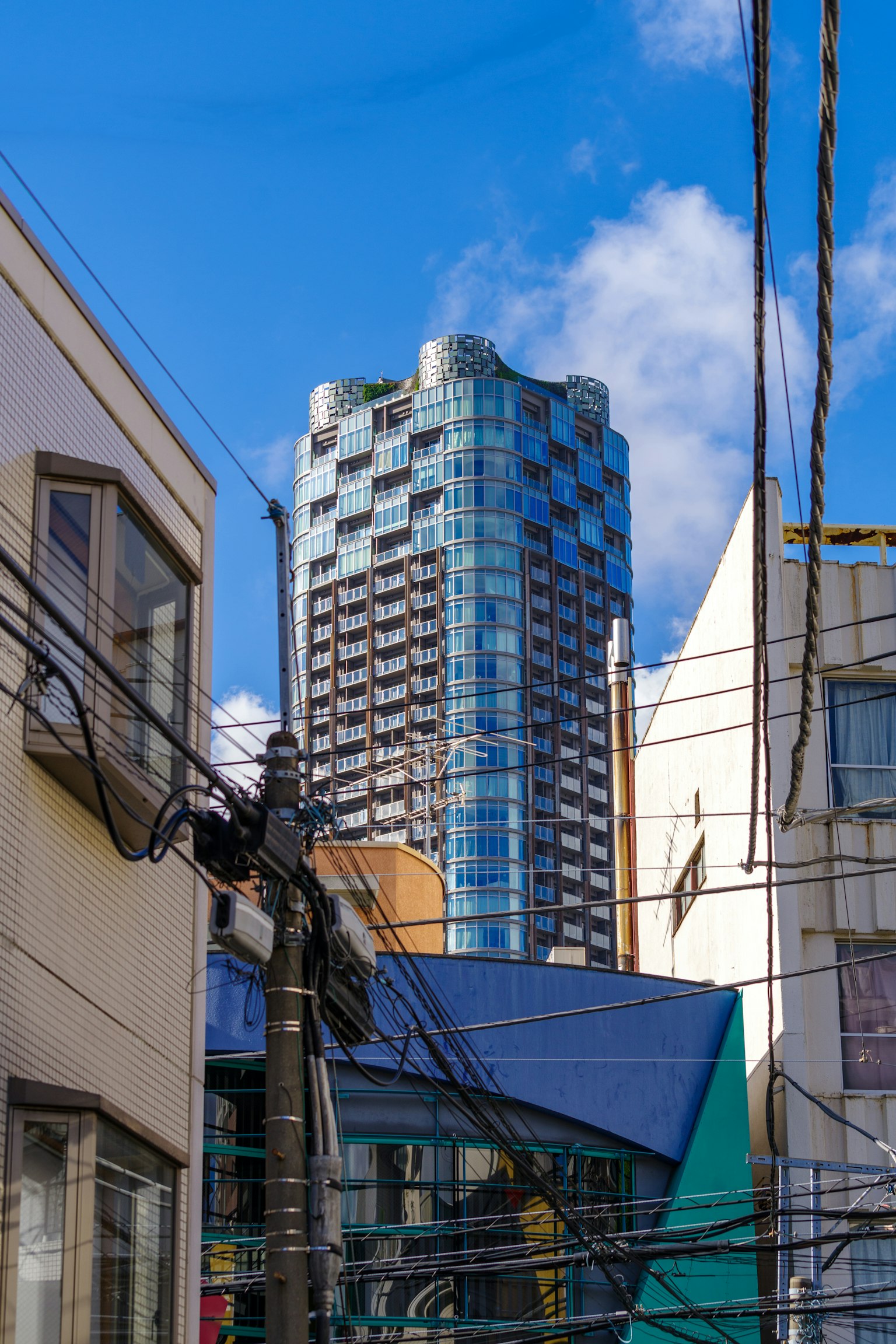 Paysage urbain avec un grand bâtiment sous un ciel bleu