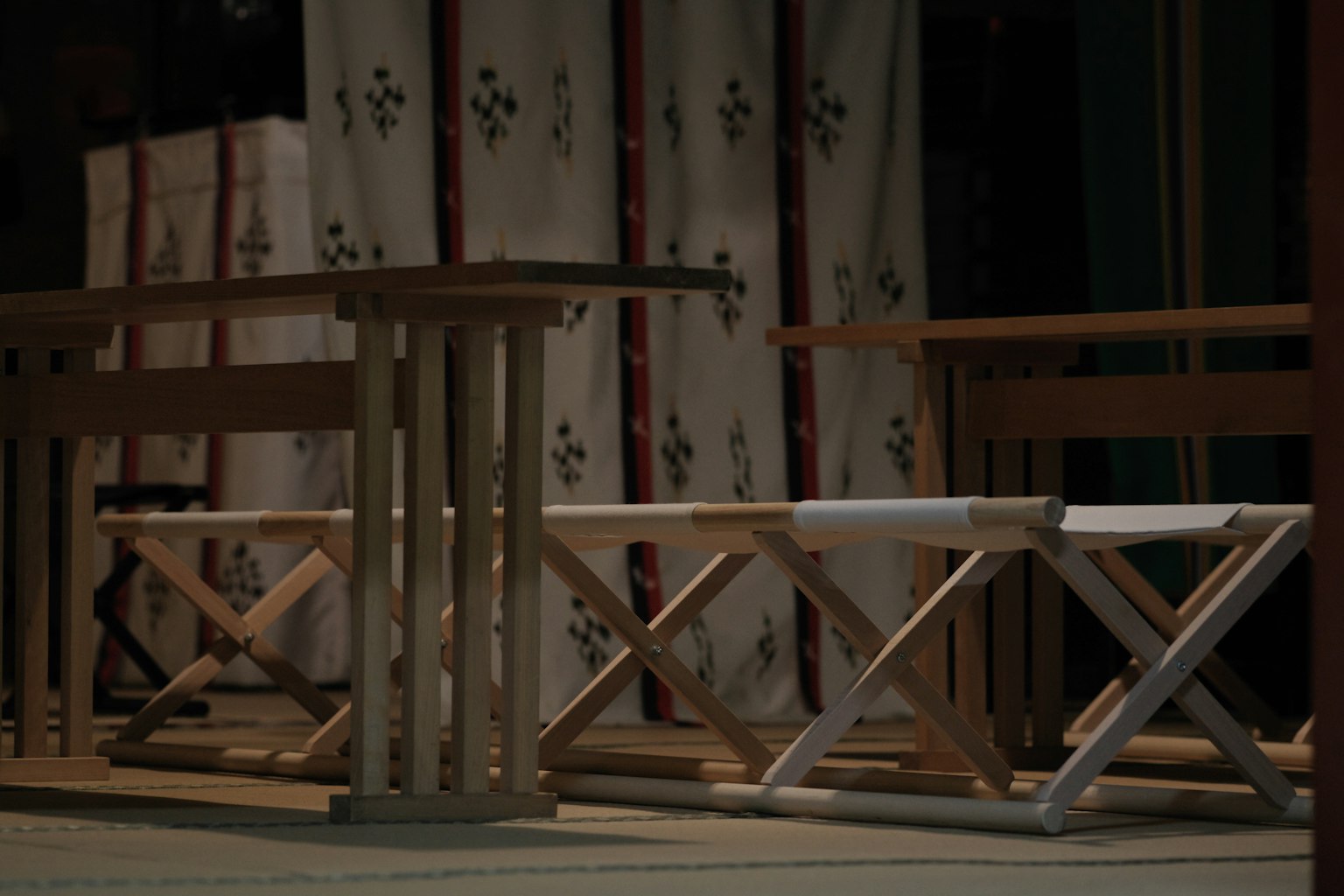 Configuration simple avec une table et des bancs en bois