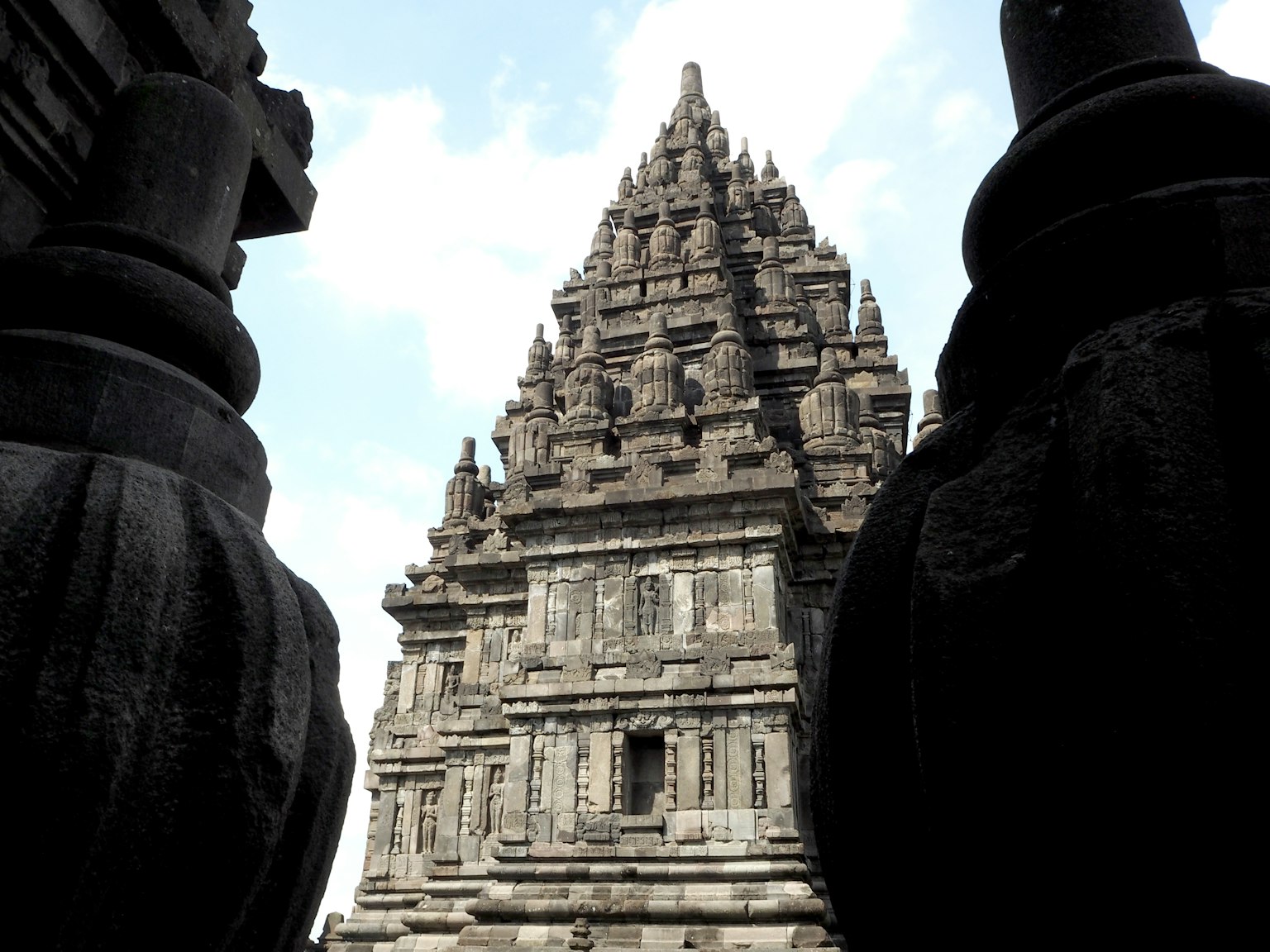 Các chi tiết điêu khắc đá của đền Prambanan có thể nhìn thấy được