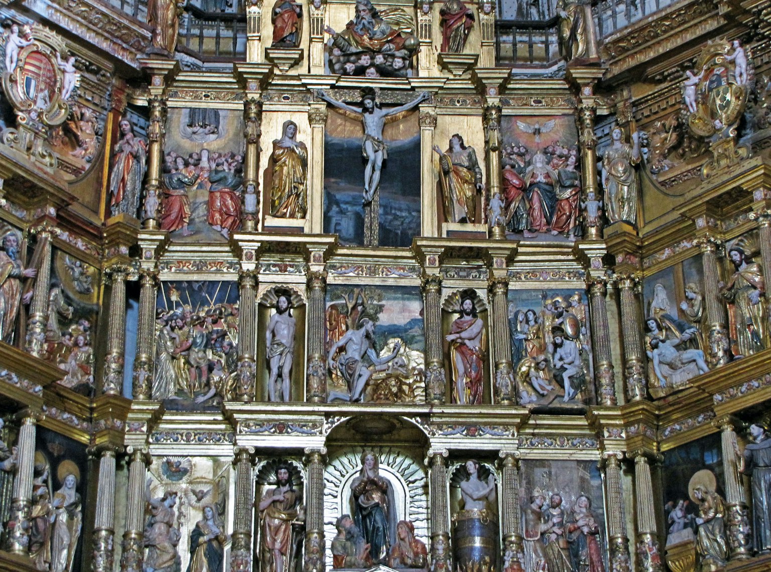 Autel détaillé avec des peintures d'église ornées représentant des scènes bibliques