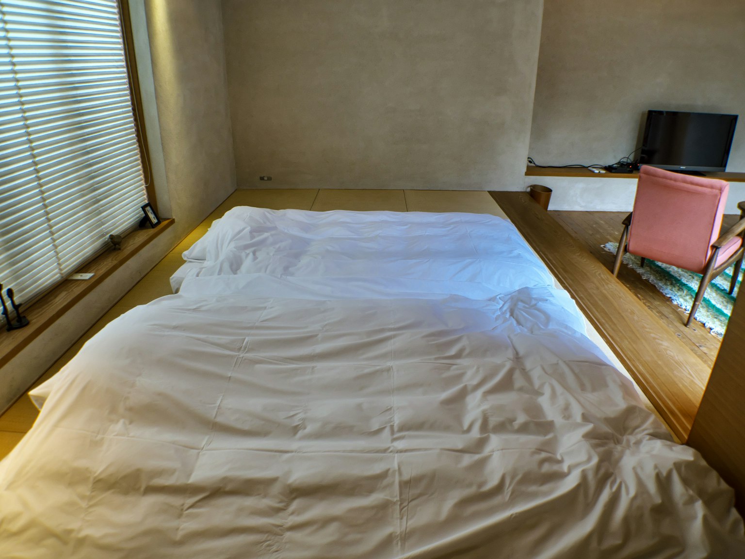 Camera moderna con un letto e un interno semplice