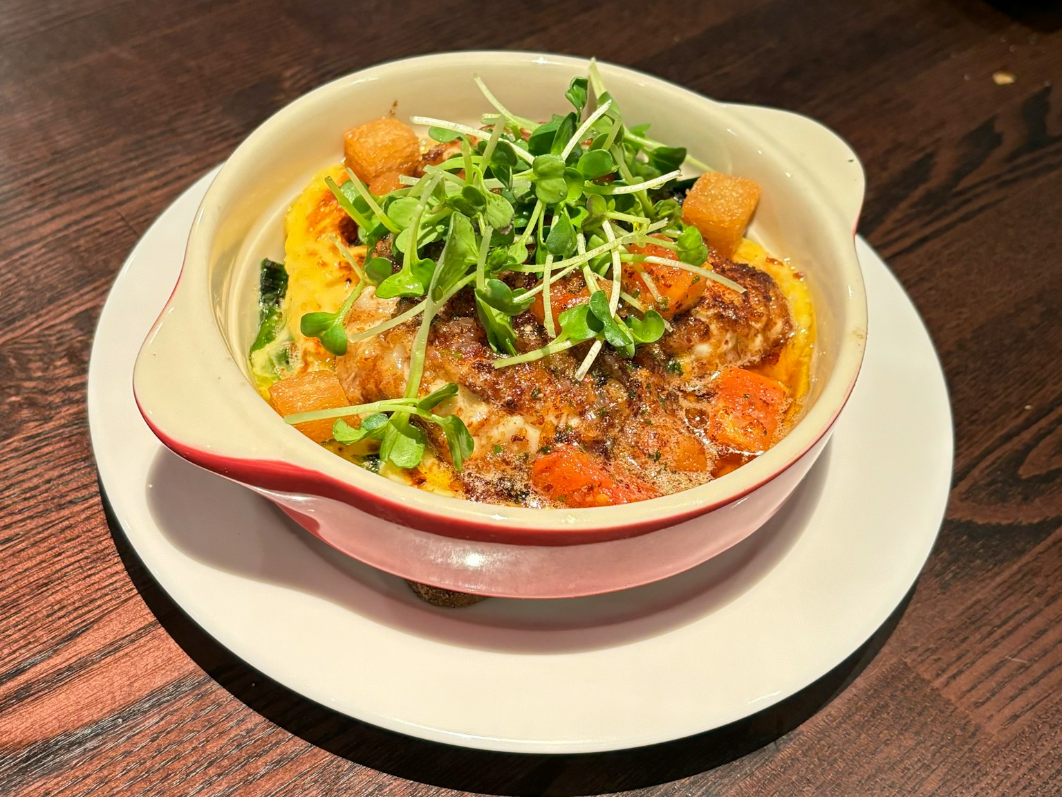 Deliziosa pasta al sugo di carne con verdure fresche