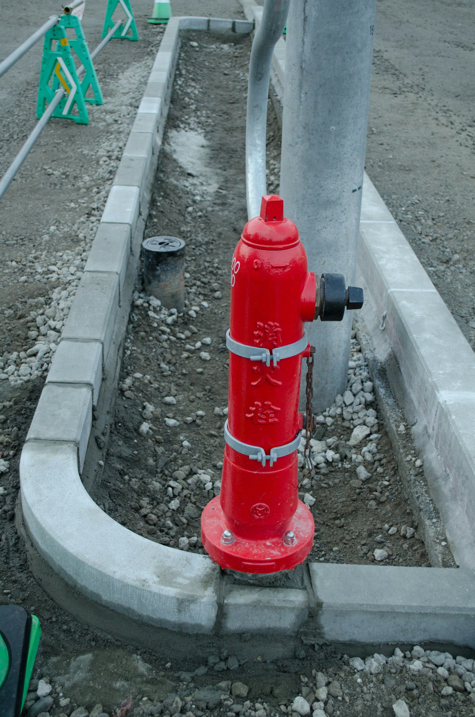 Idrante rosso installato accanto a un marciapiede in cemento