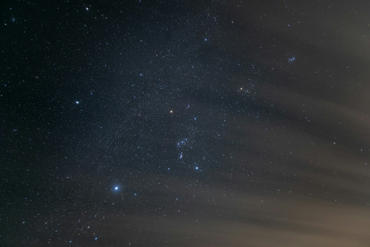 Impresionante vista del cielo nocturno con estrellas y constelaciones