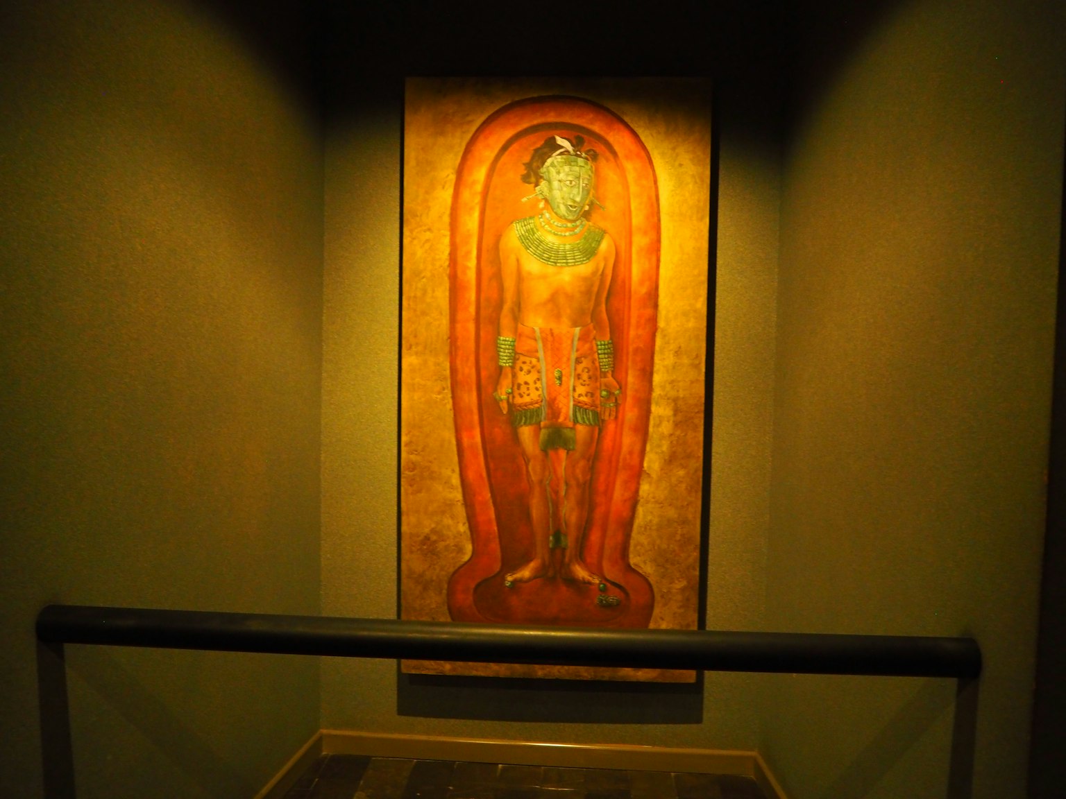 Un dipinto di una figura di Buddha sulla parete Colori vivaci e motivi intricati