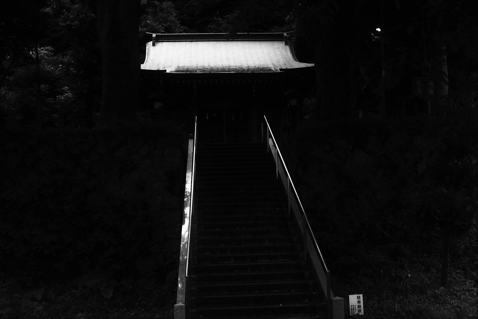 通往神社的台阶位于黑暗环境中