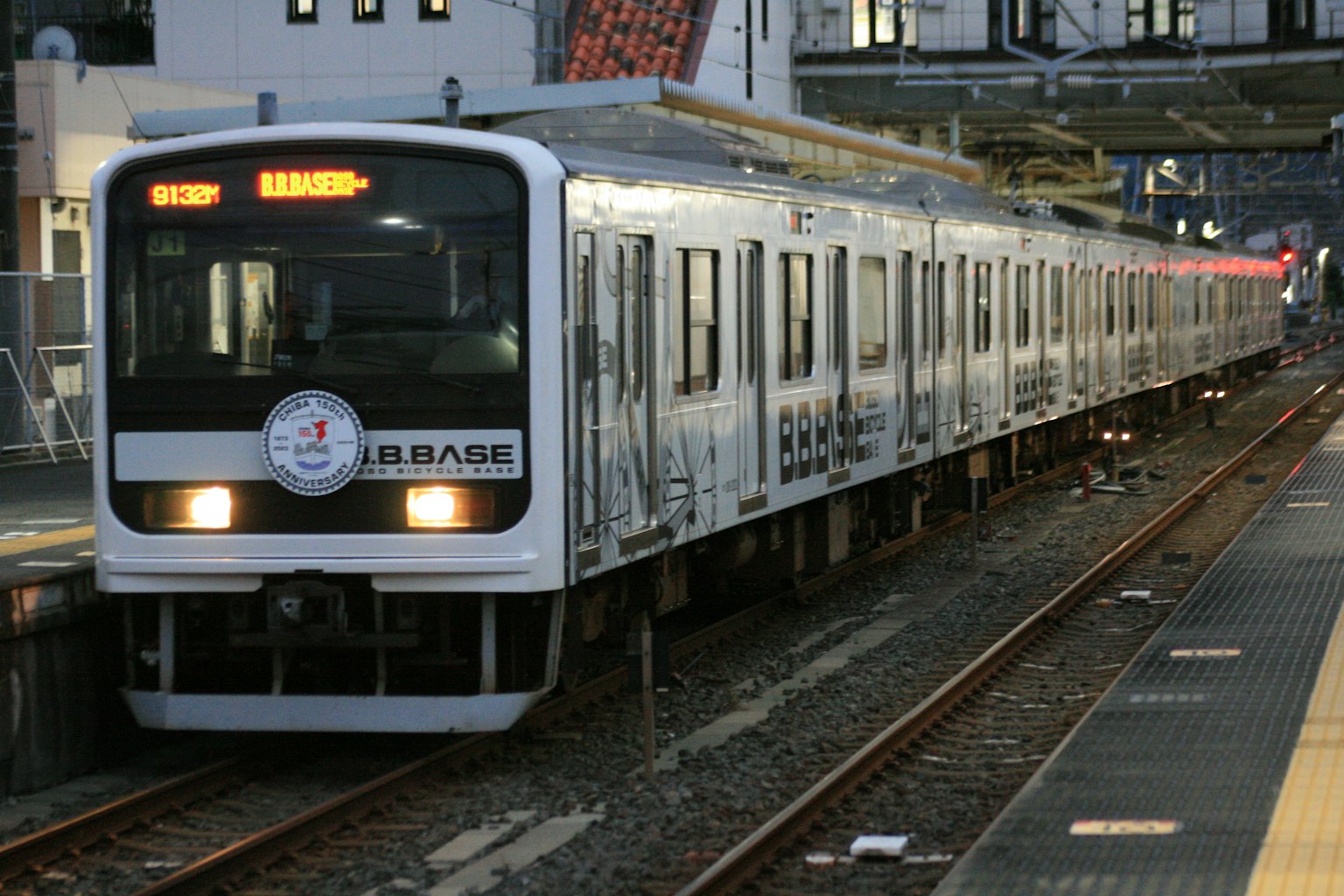 Kereta putih yang berhenti di stasiun saat senja