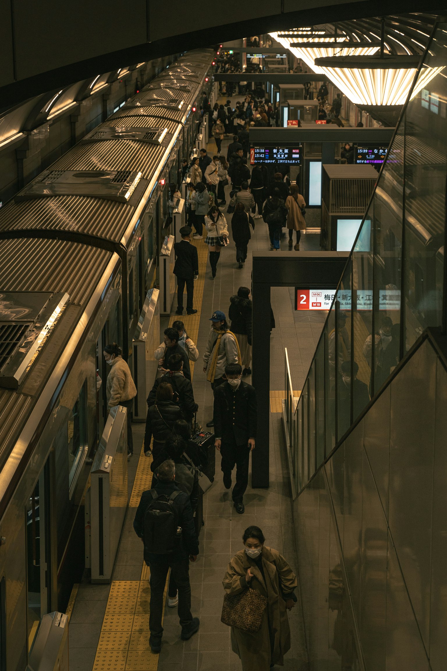 擁擠的火車站月台上有很多人和火車