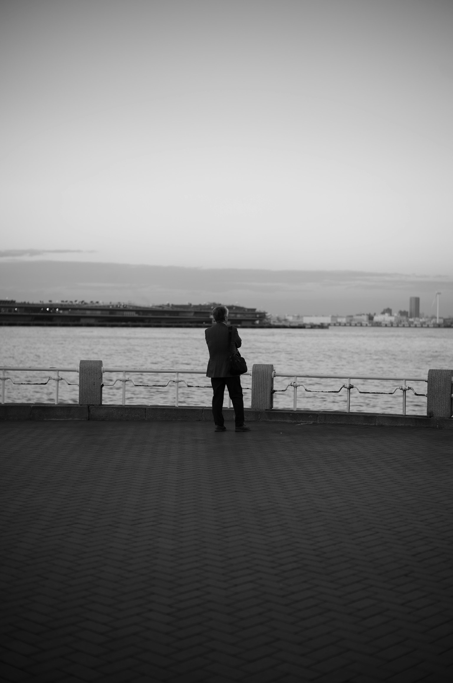 Silhouette einer Person, die auf das Meer schaut mit einer ruhigen Landschaft
