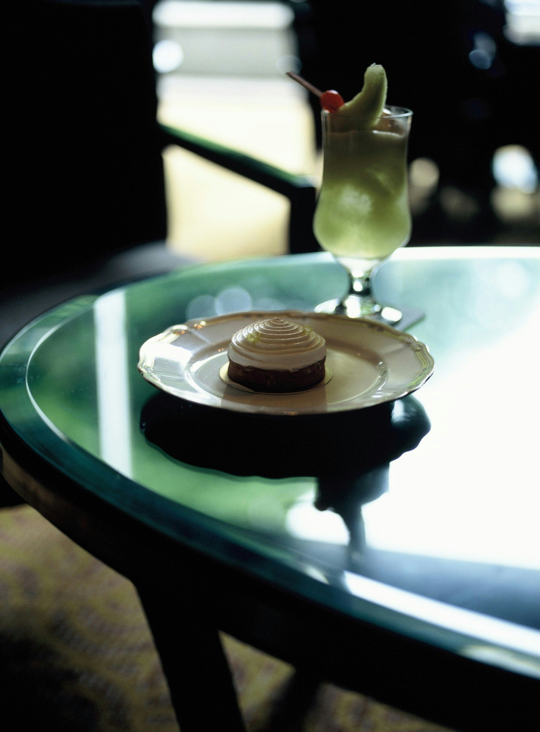 cocktail và món tráng miệng trên bàn kính