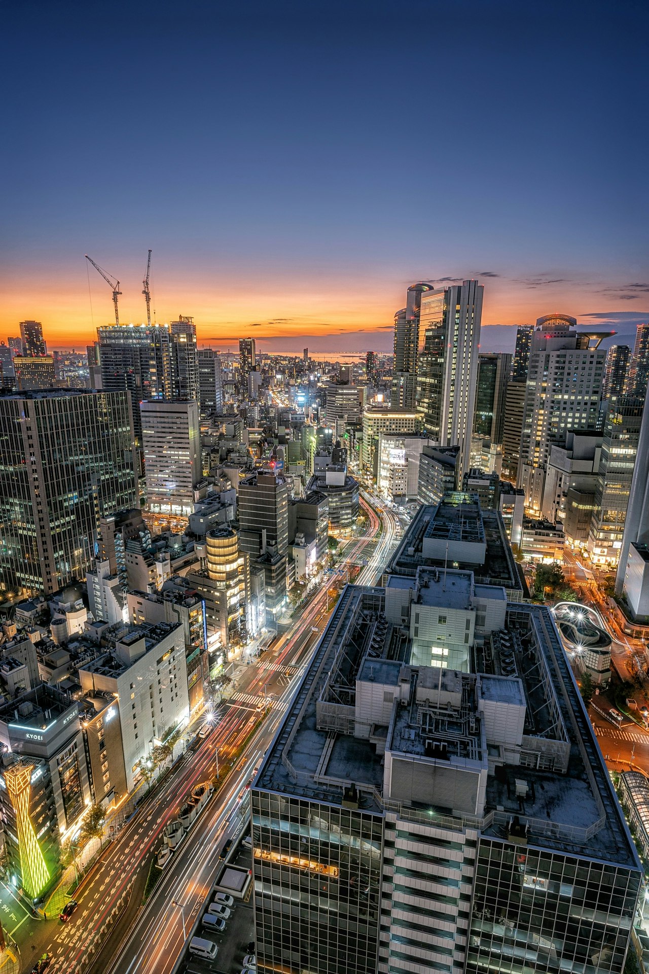 Tokio Skyline bei Dämmerung mit Hochhäusern und beleuchteten Straßen